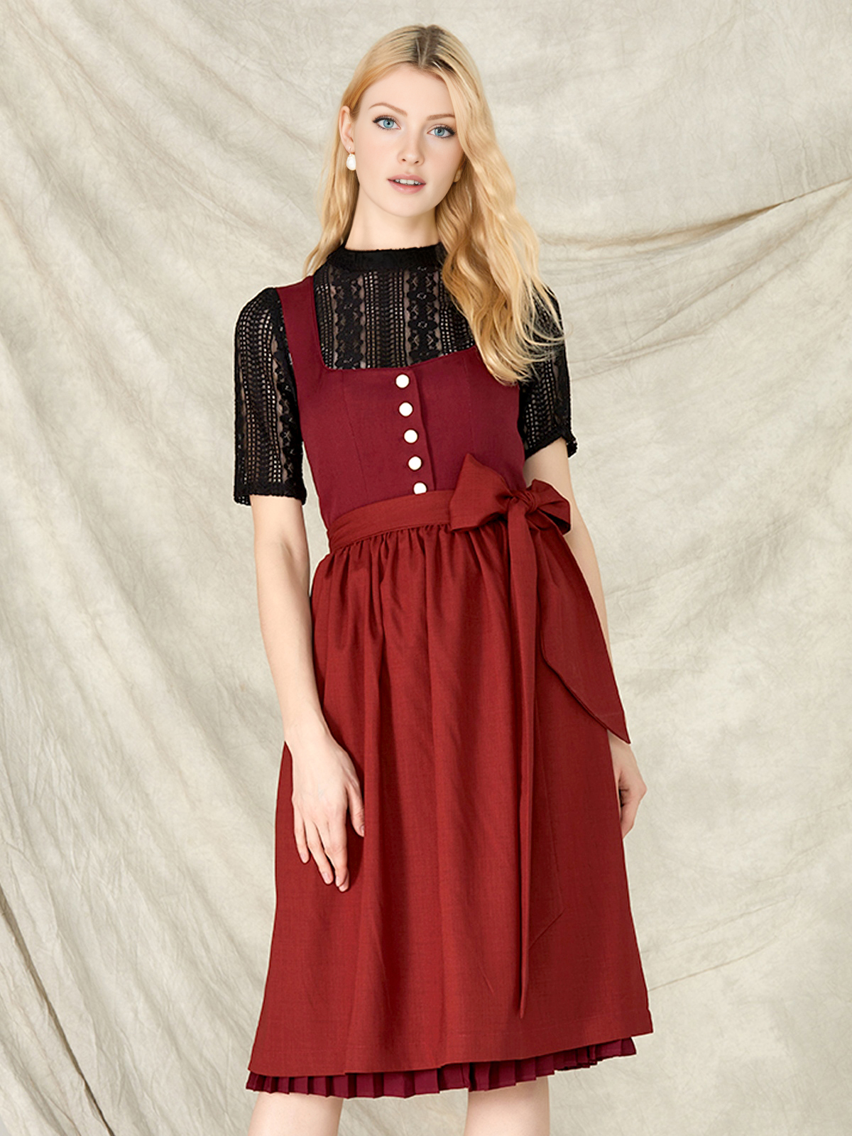 Modernes Dirndl in Rot mit raffiniertem Schnitt