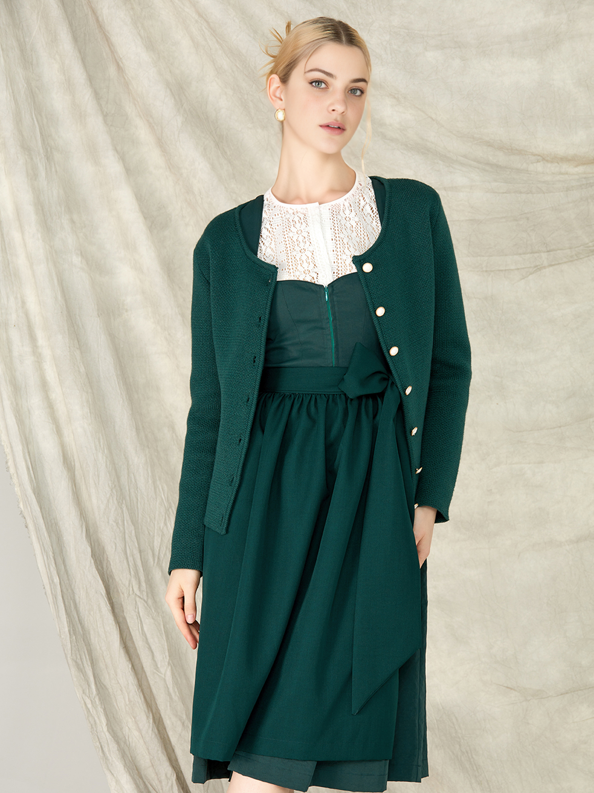 Modernes Dirndl in Grün mit femininem Schnitt