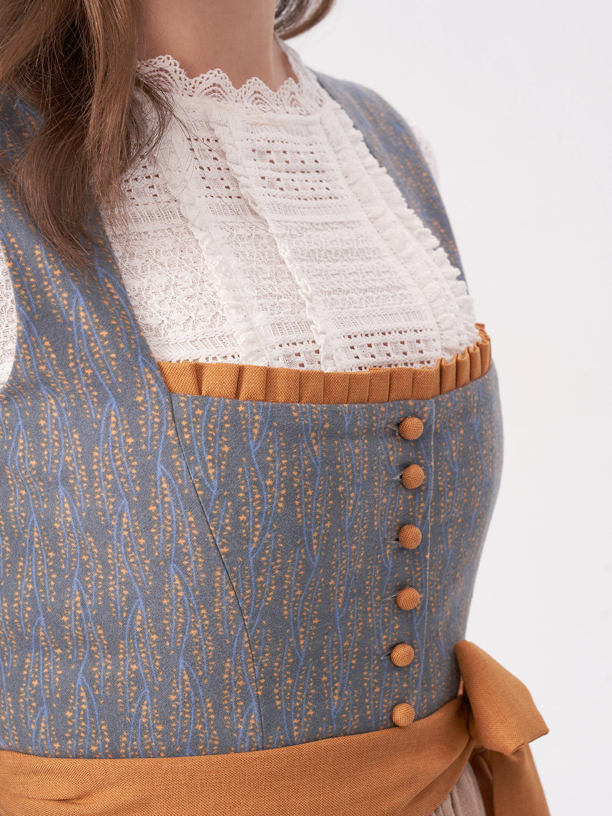 Modernes blaues Dirndl mit schlankem Schnitt