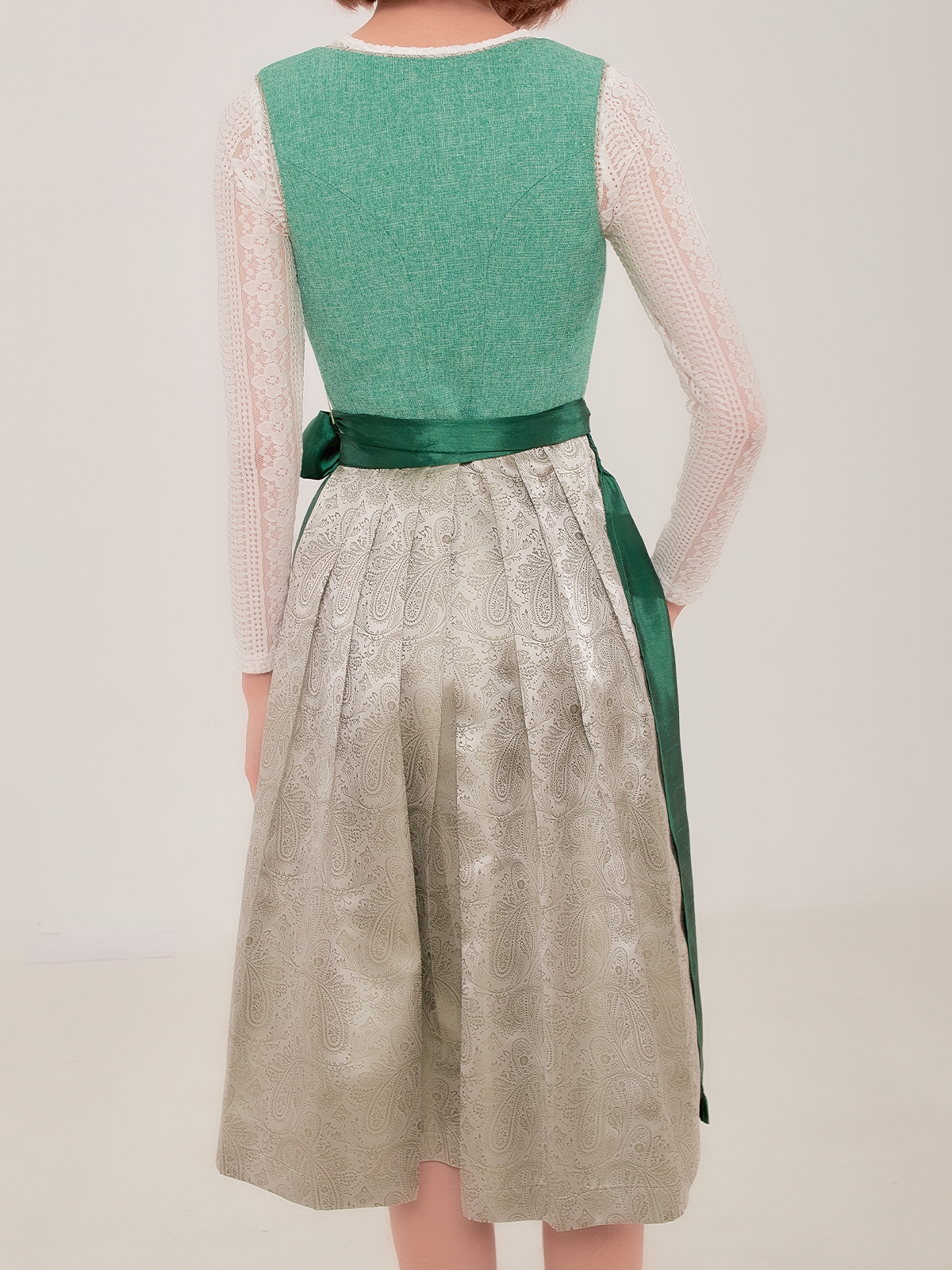 Modernes hellblaues Dirndl mit figurbetonter Passform