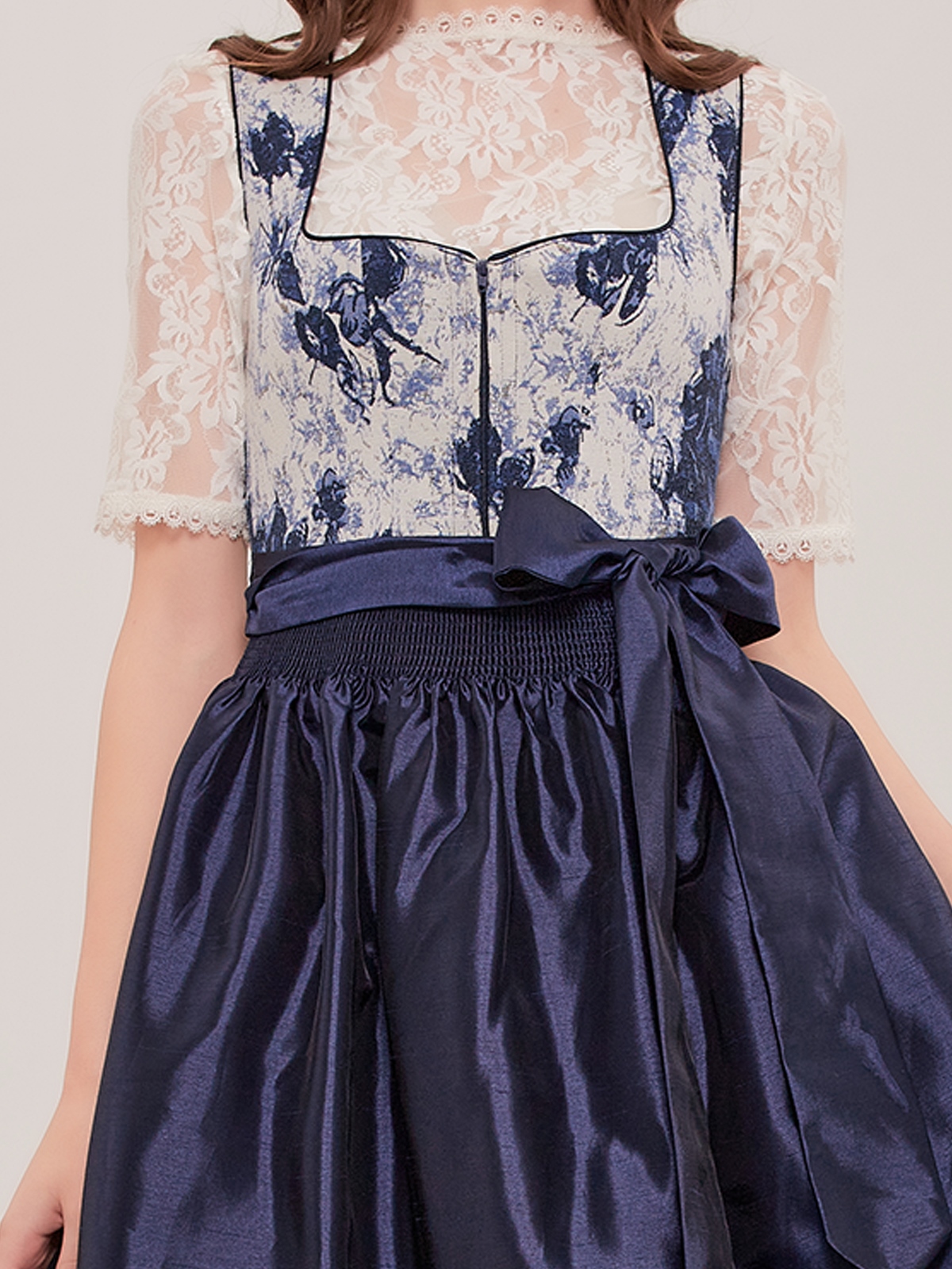 Dirndl Bluse in Blau – stilvoll und elegant