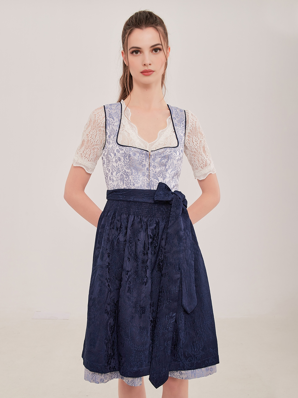 Elegantes Dirndl Blau mit traditioneller Stickerei