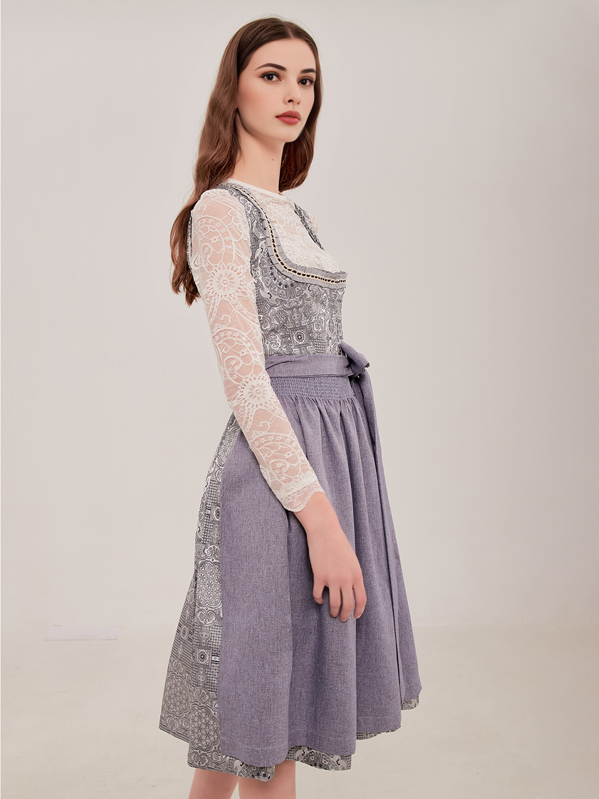Modernes graues Dirndl mit Spitzenbluse