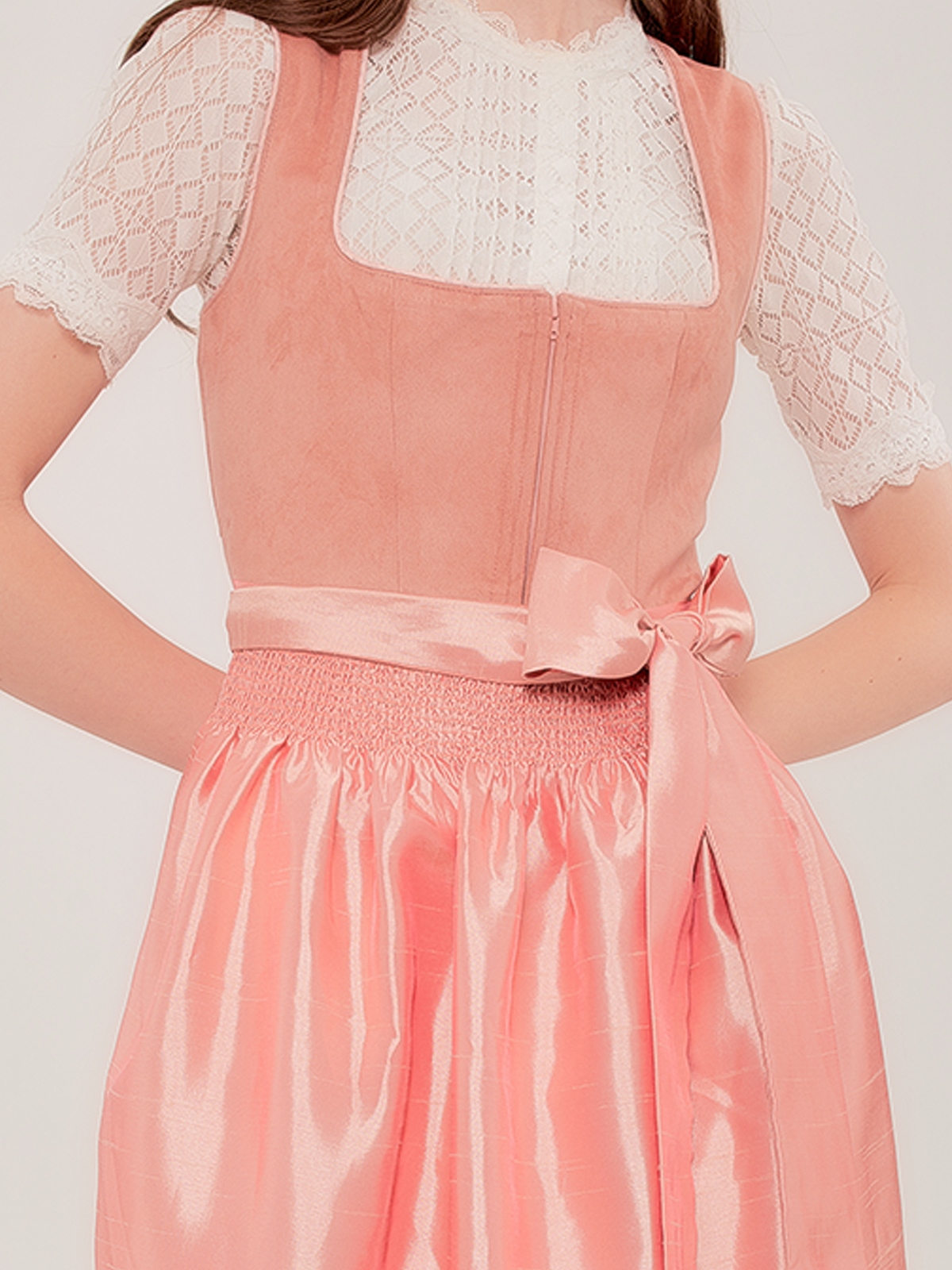 Ein elegantes SamtDirndl Grün mit floralen Details