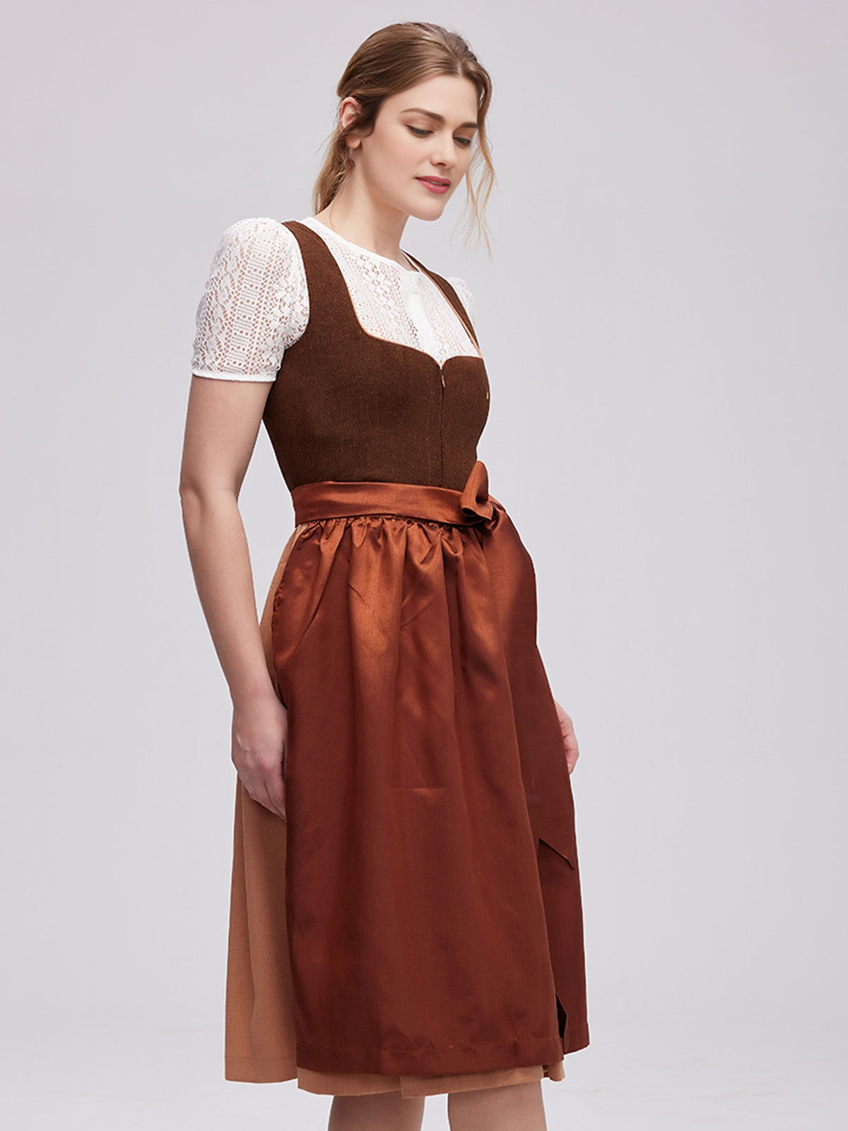 Modernes Dirndl in Braun mit figurbetonter Silhouette