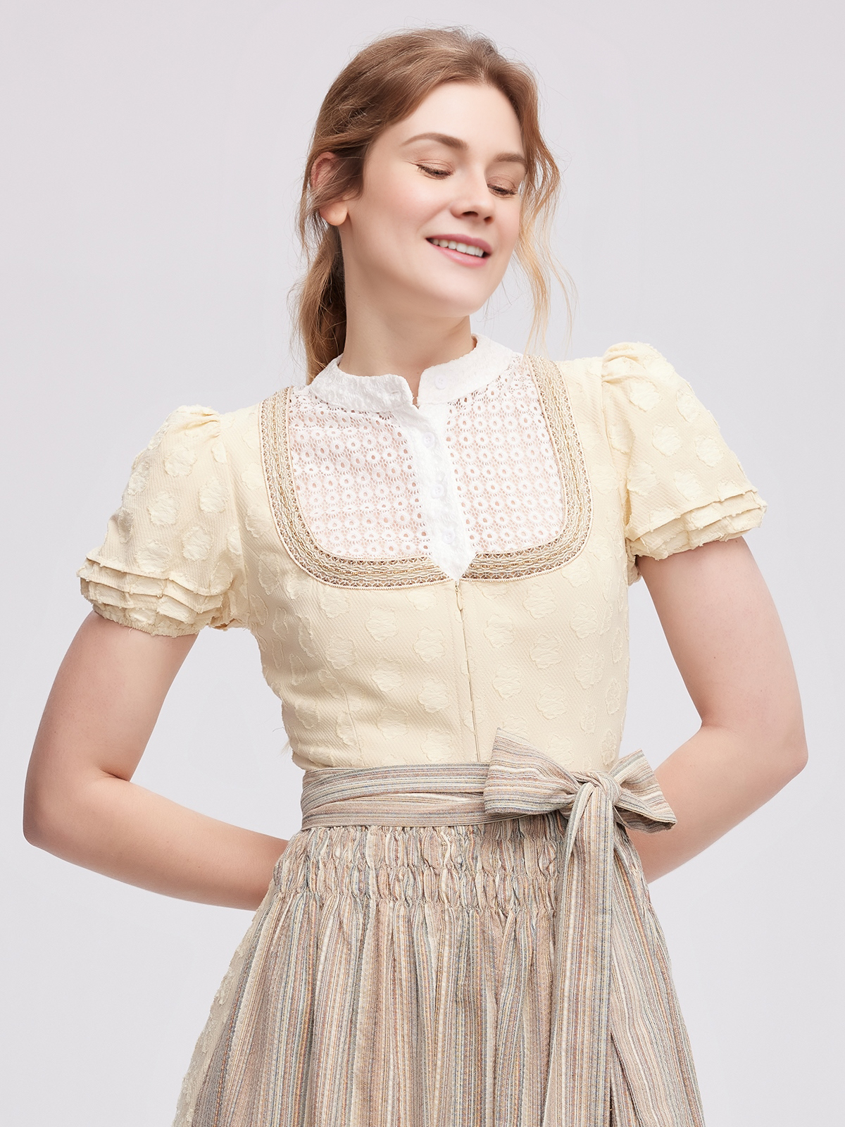 Gelbes Ehreer Dirndl mit floralen Details