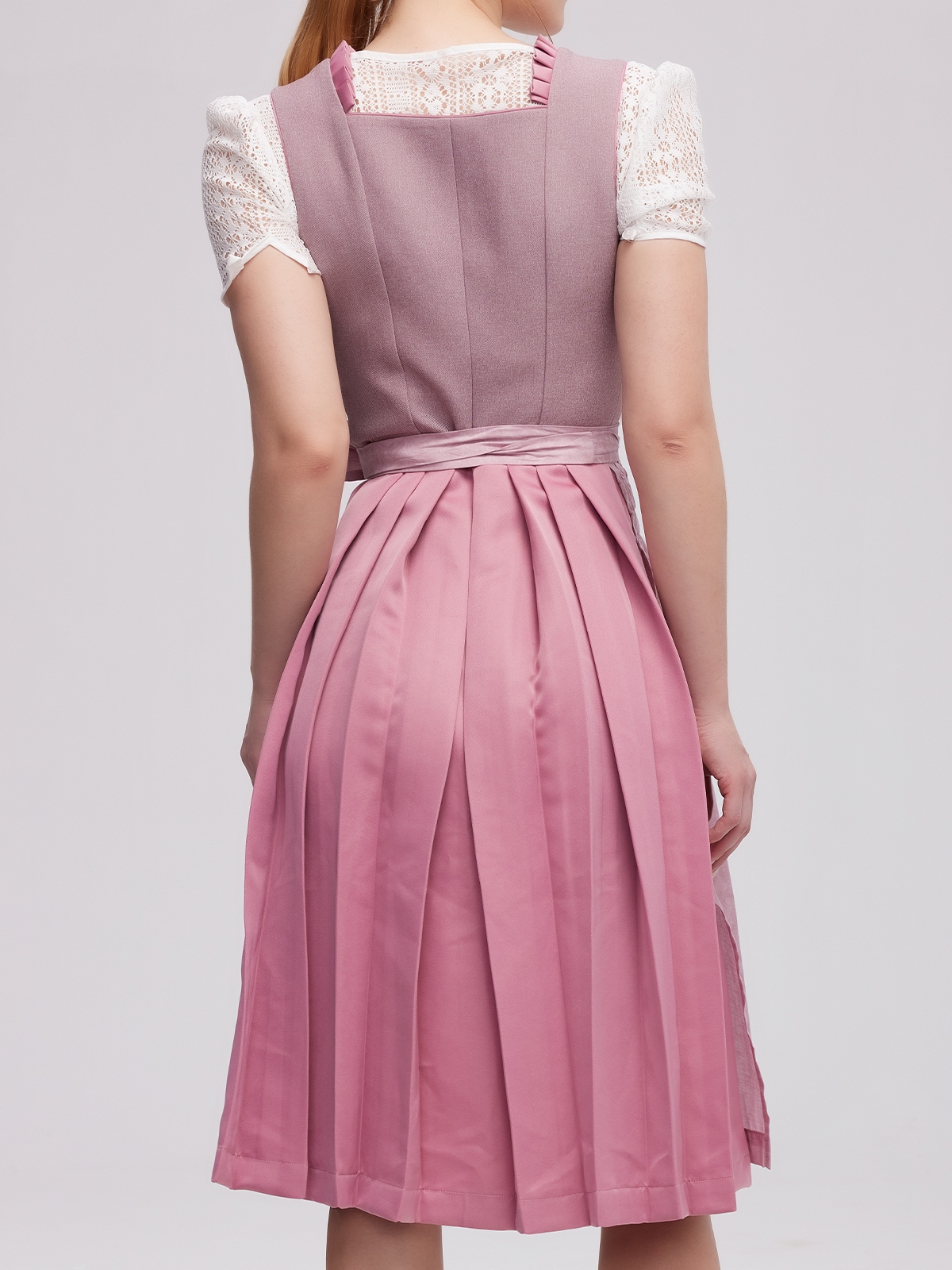 Modernes lila Dirndl mit eleganter Silhouette