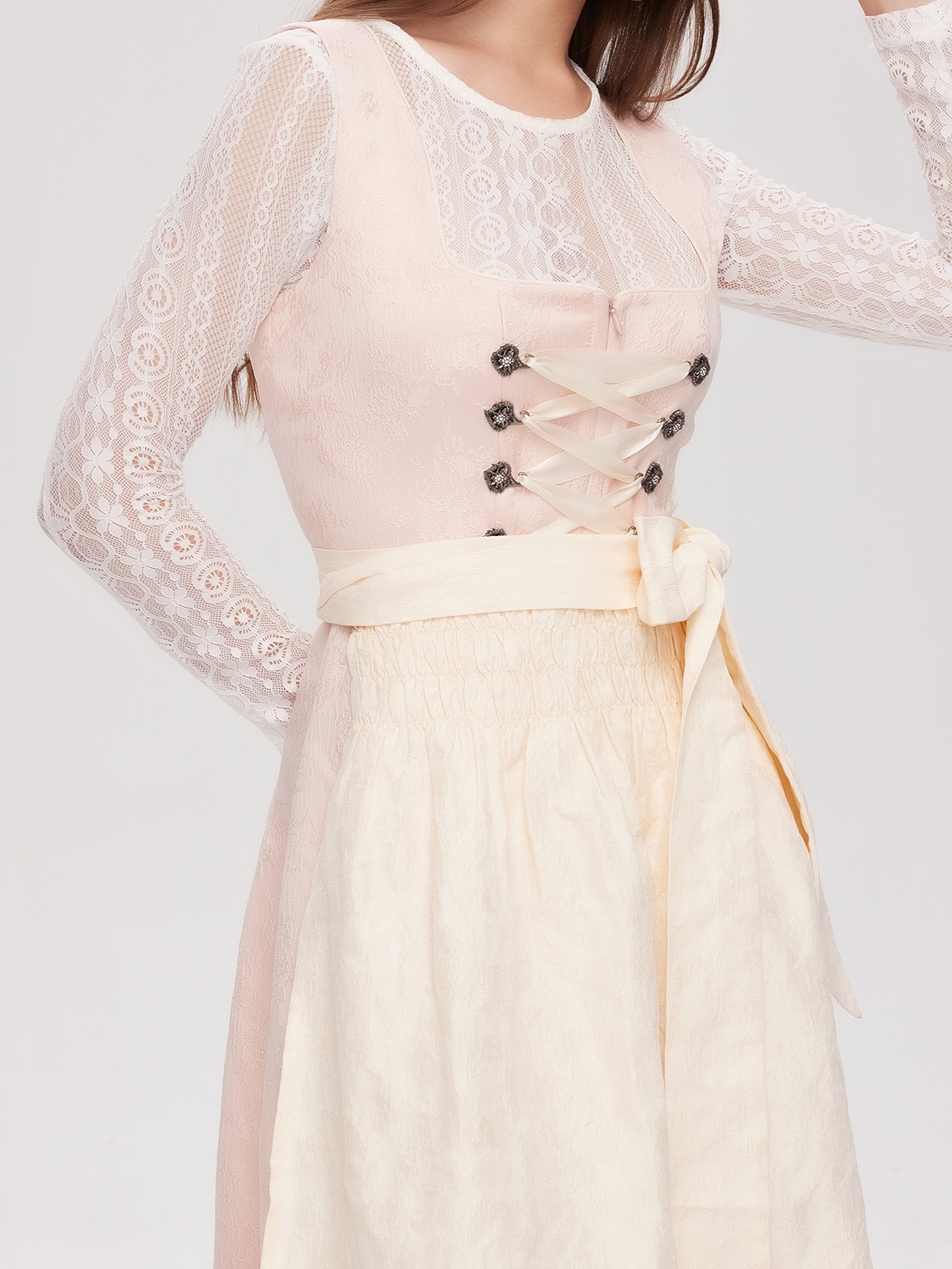 Modernes Mini-Dirndl in Rosa