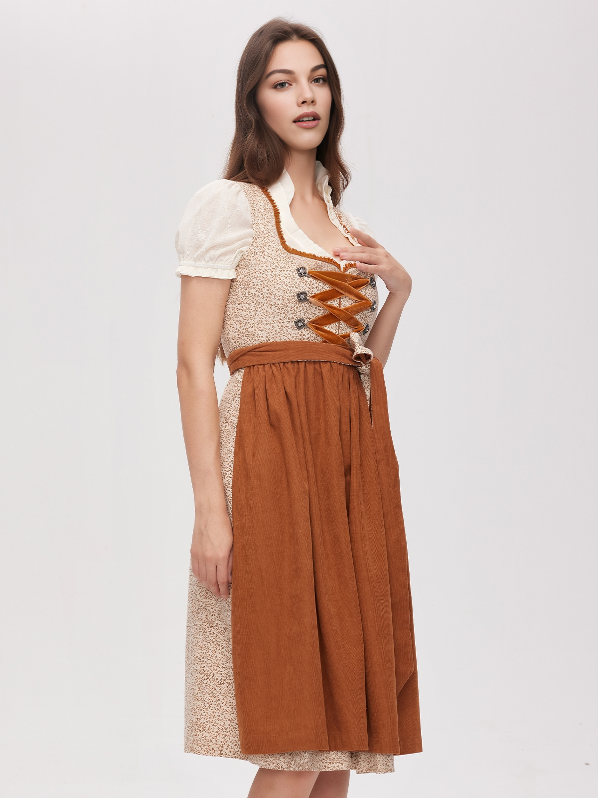 Samt Dirndl in Braun – zeitlos elegant