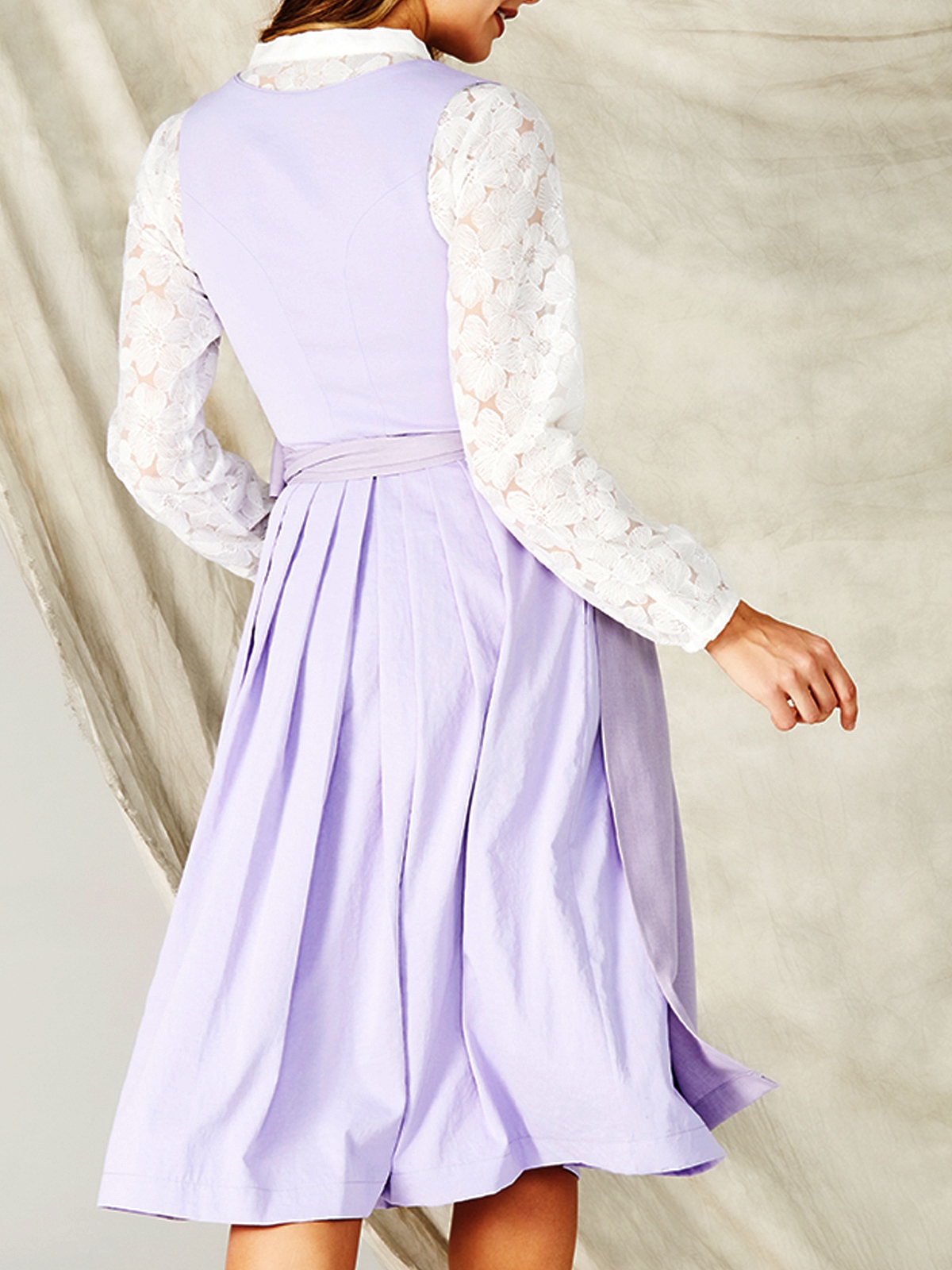 Dirndl in Lila – Eleganz und Tradition vereint