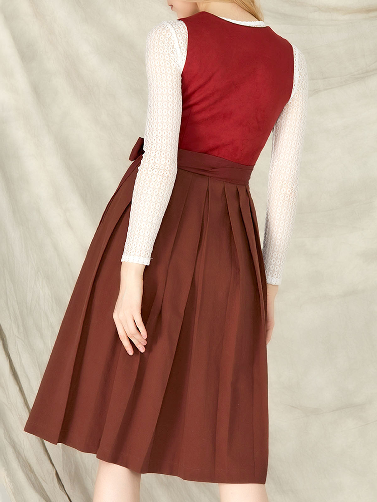 Modernes rotes Dirndl mit floralen Details
