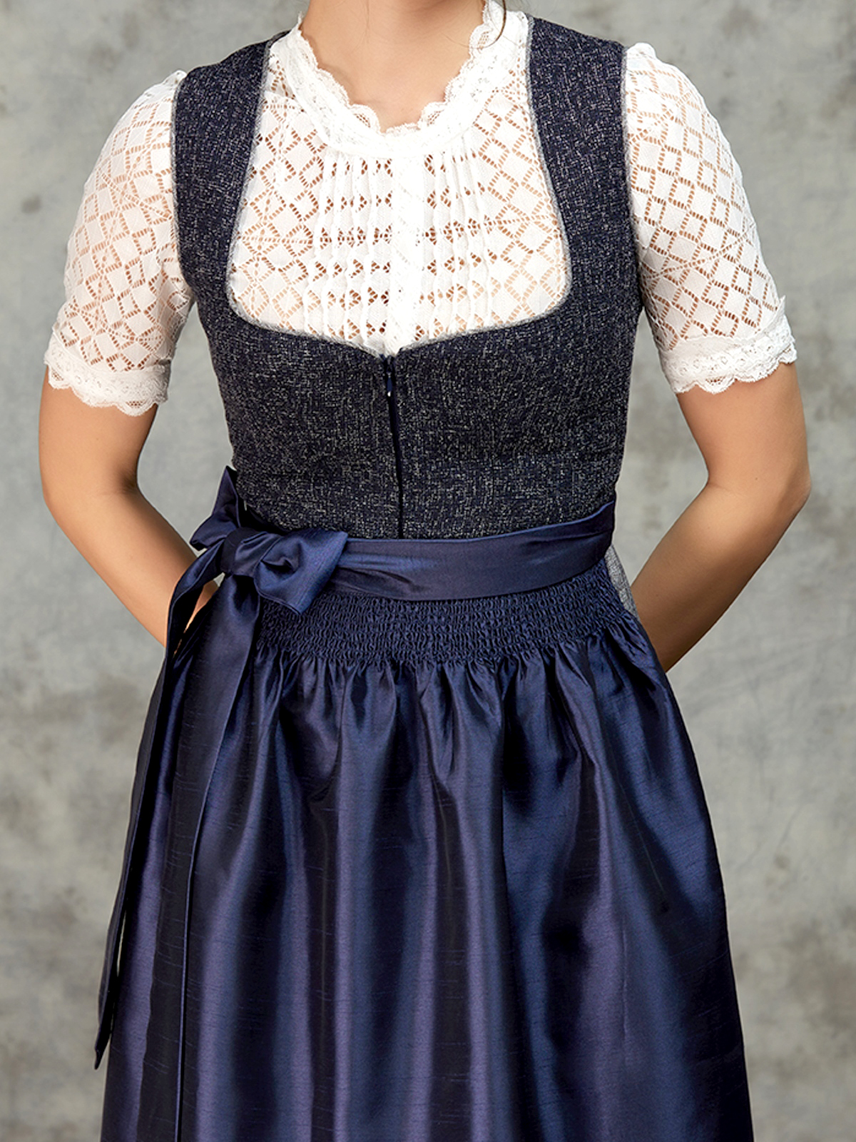 Modernes blaues Dirndl von Ehreer