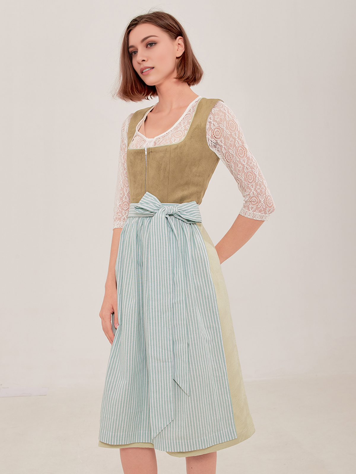Ein modernes Dirndl mit floralem Muster in Grün