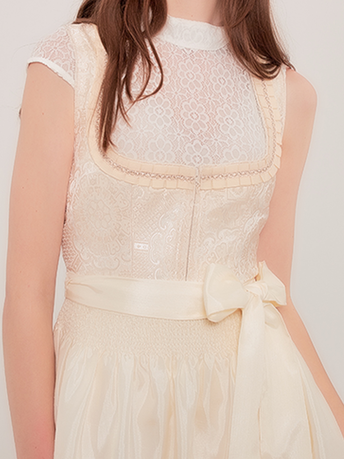 Dirndl in Weiß mit perfekter Passform
