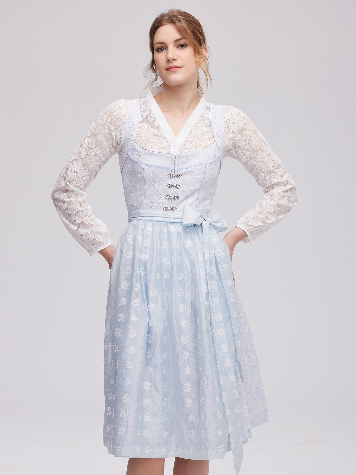 Dirndl in Blau mit passender Bluse