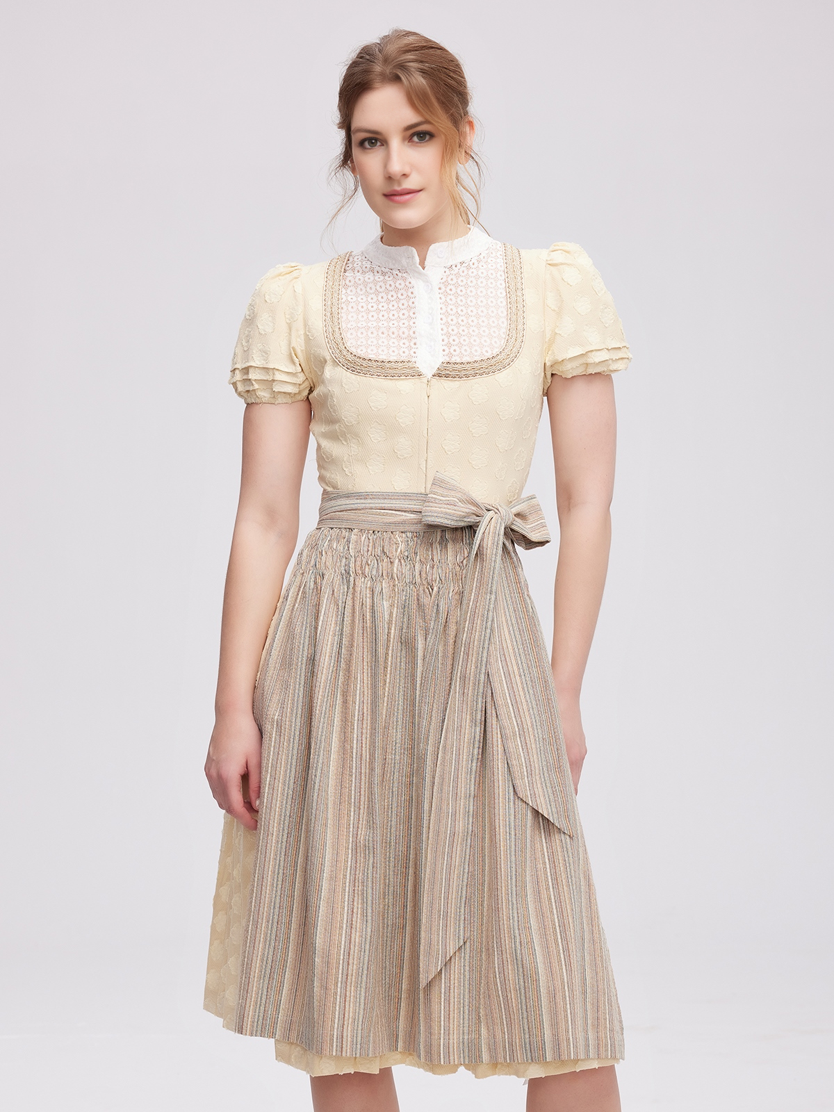 Modernes graues Dirndl mit eleganter Silhouette