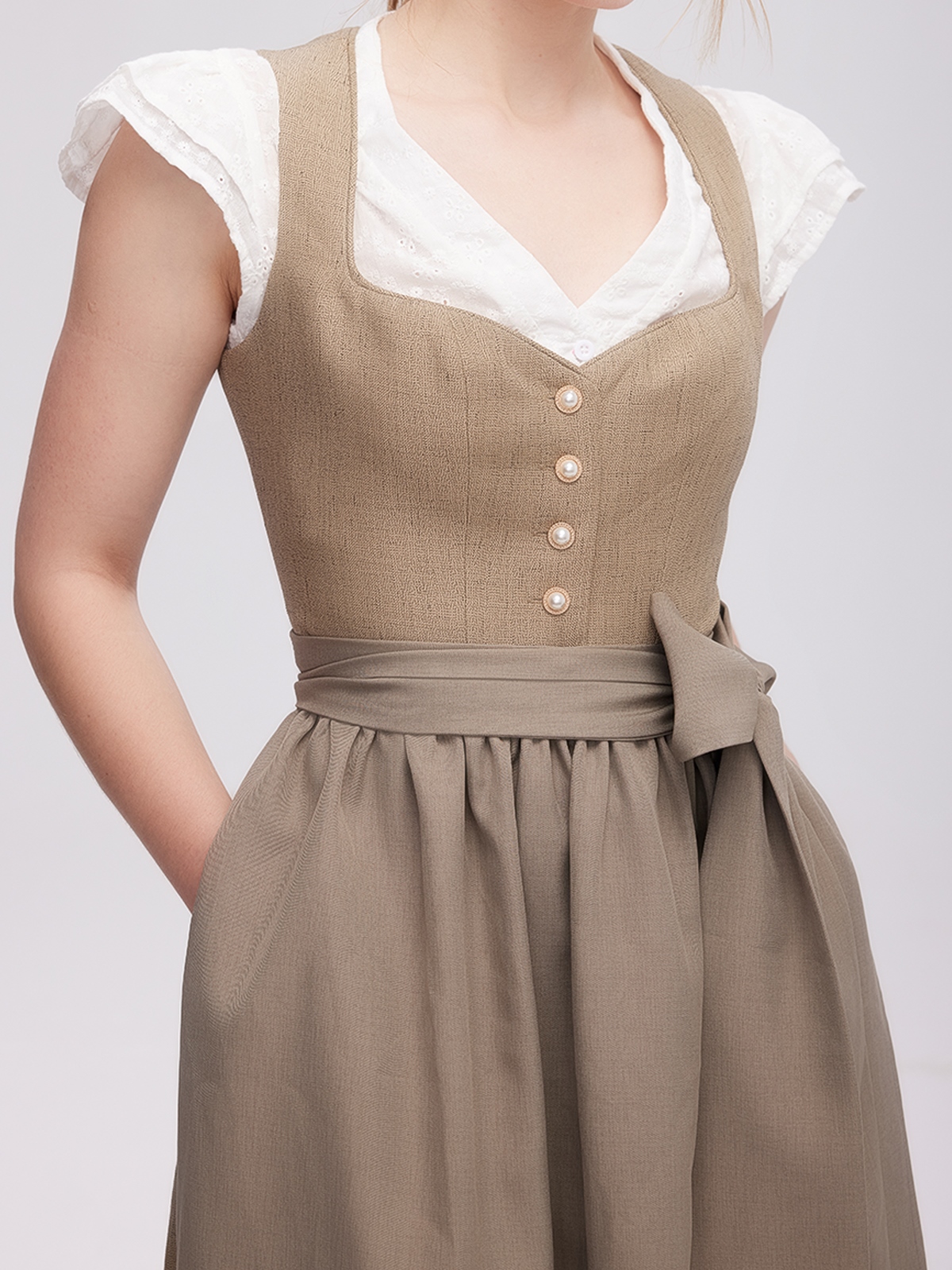 Dirndl in Grün mit traditioneller Schürze