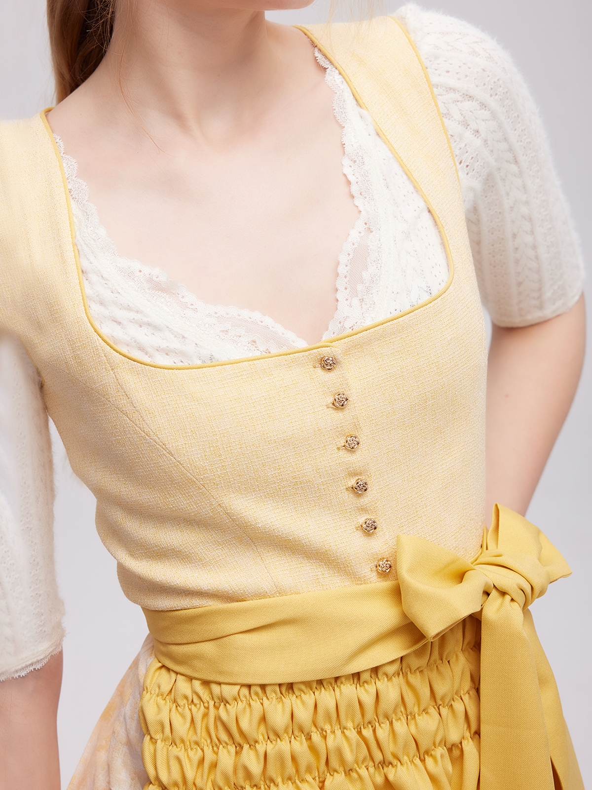 Rotes Dirndl mit Herz-Ausschnitt