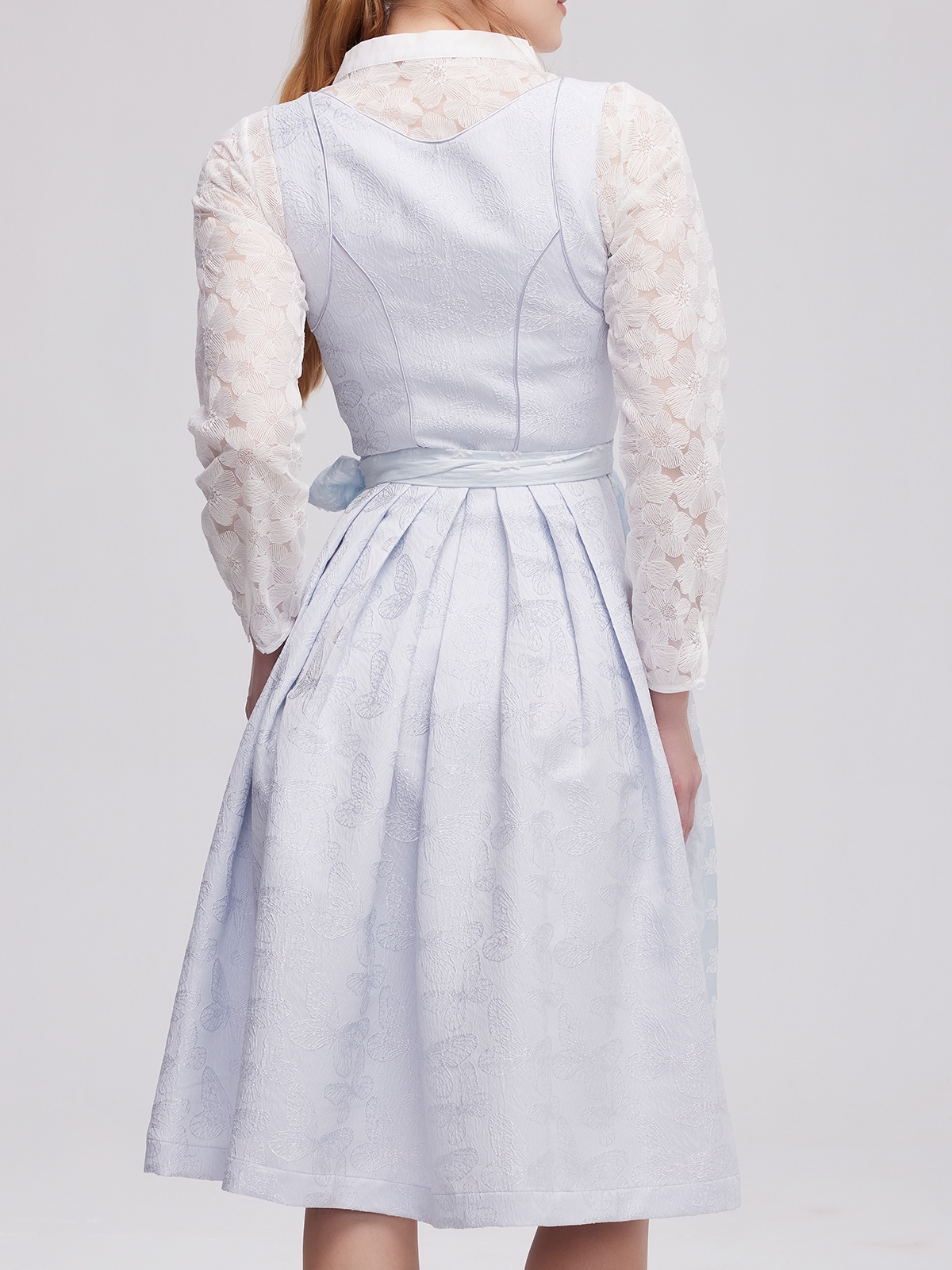 Graues Dirndlkleid mit modernem Schnitt
