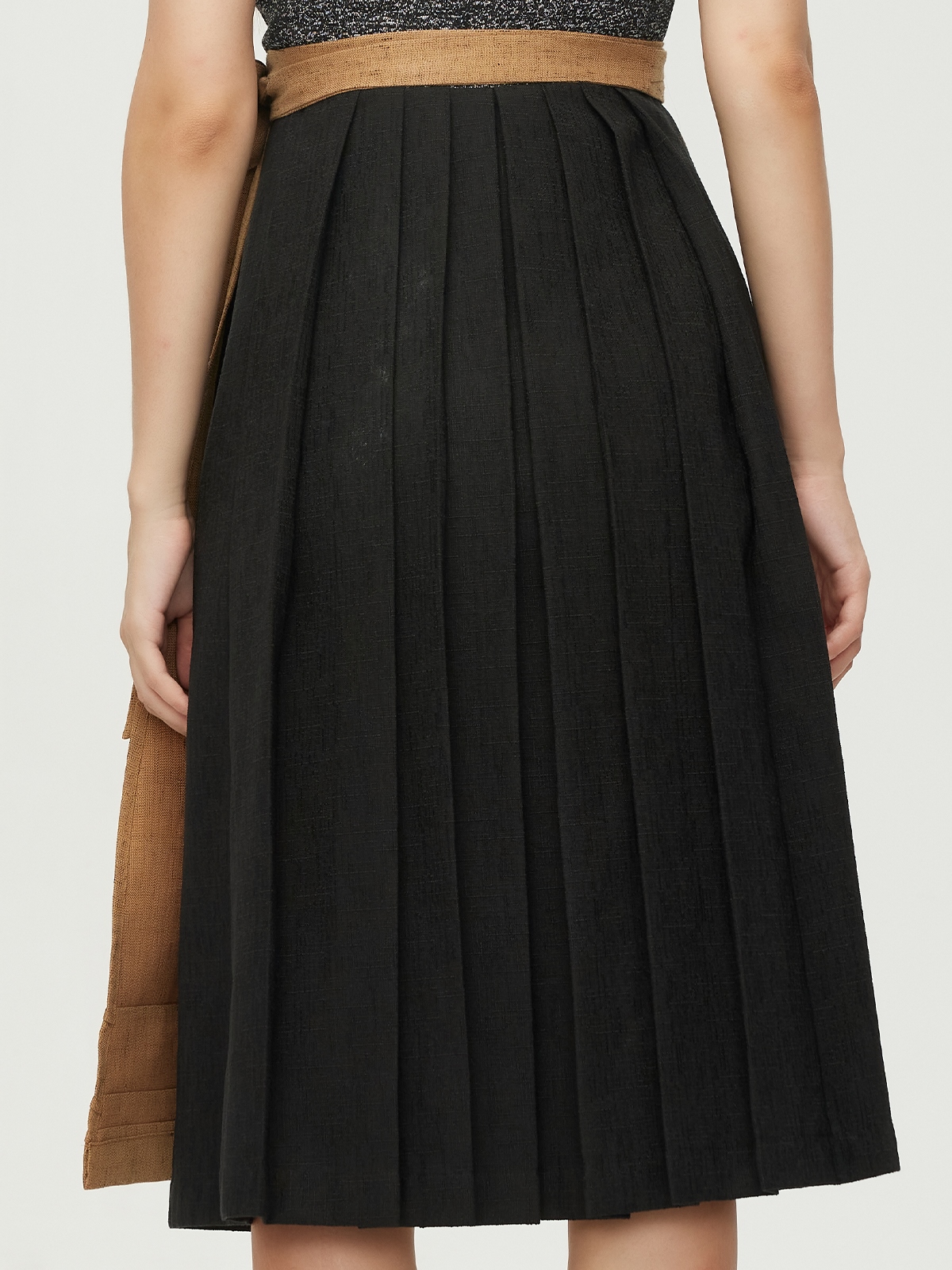 Modernes Dirndl in Schwarz – perfekt für den urbanen Look