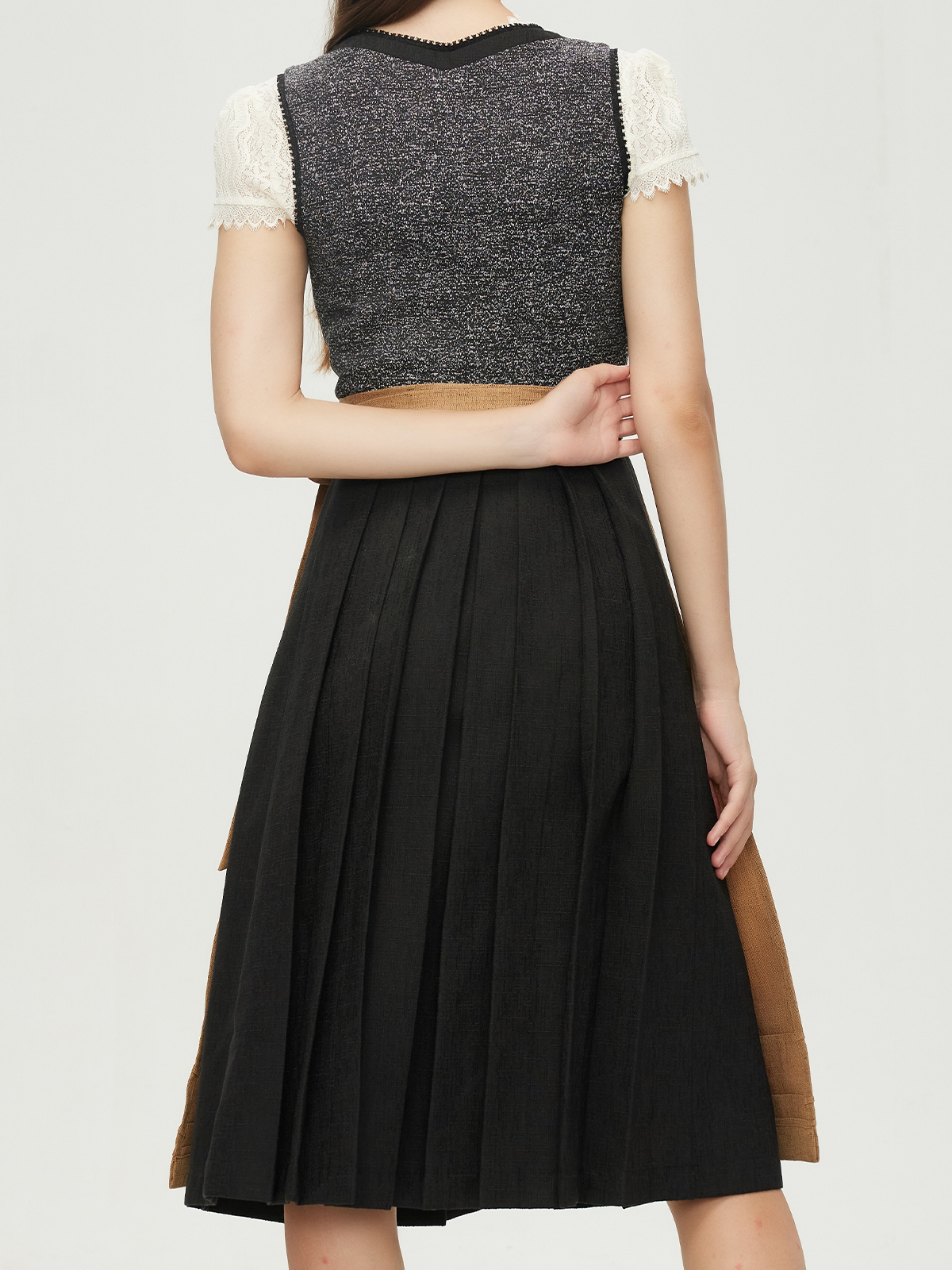 Grünes Dirndl mit traditionellem Schnitt