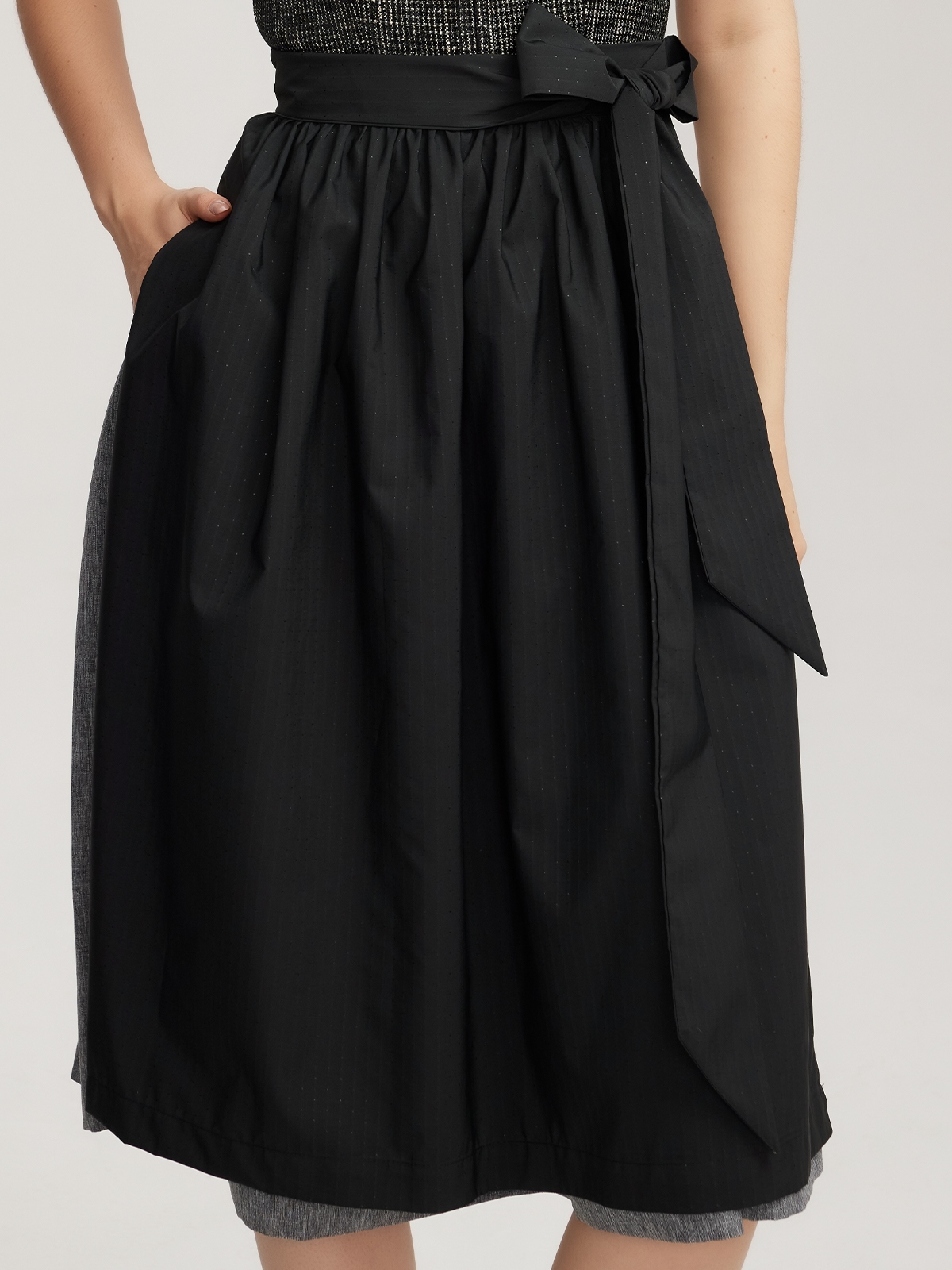Elegantes schwarzes Dirndl mit weißer Bluse