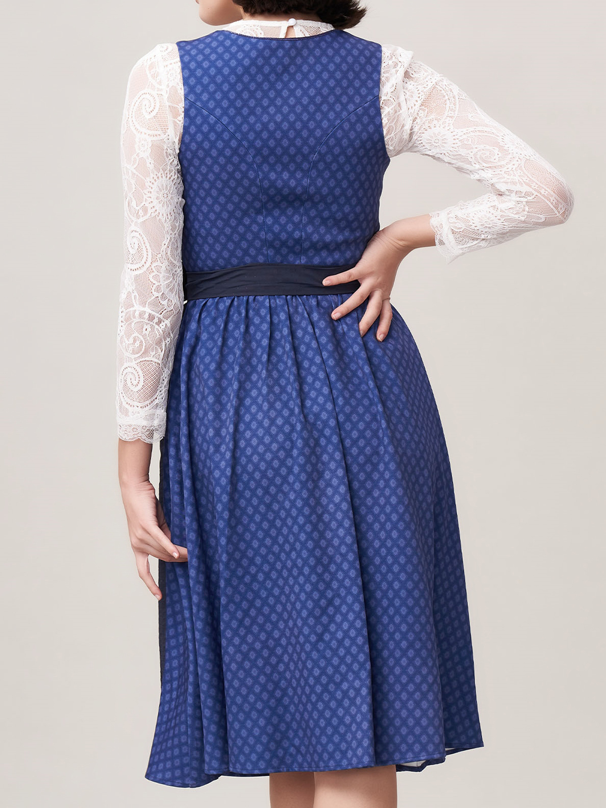 Ein elegantes Dirndl in Blau, das die Vielfalt der Farben zeigt