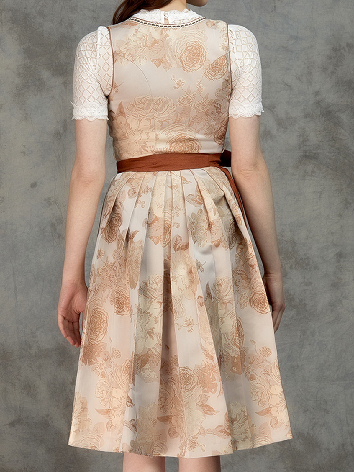 Helles Dirndl mit eleganter Bluse