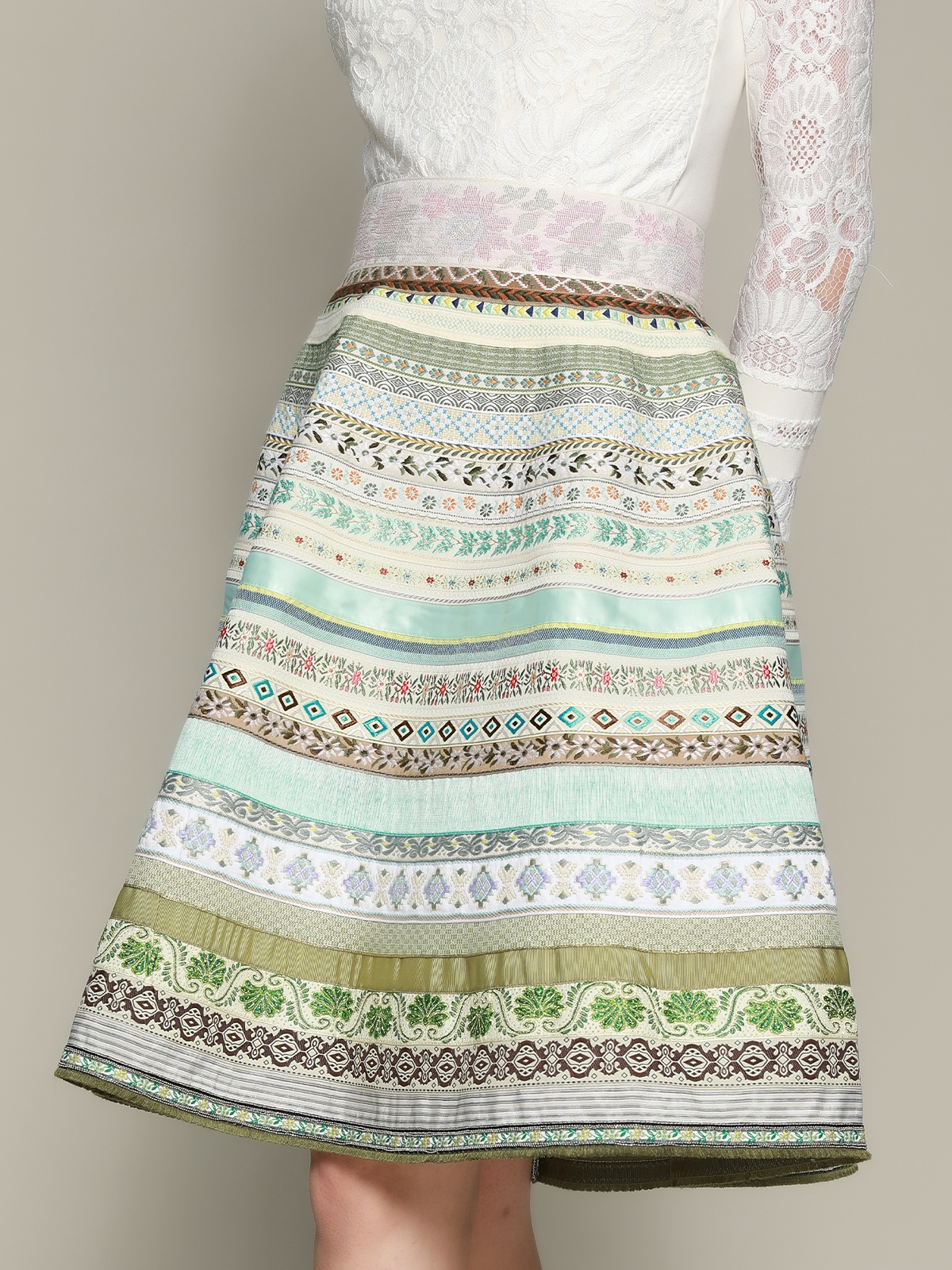 Schwarzes Dirndl mit grünen Akzenten
