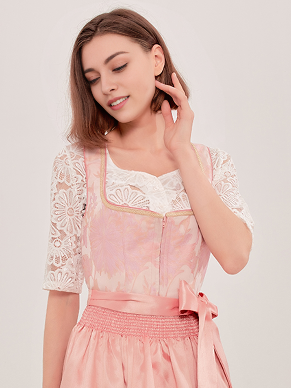 Dirndl in Rosa mit floralem Muster
