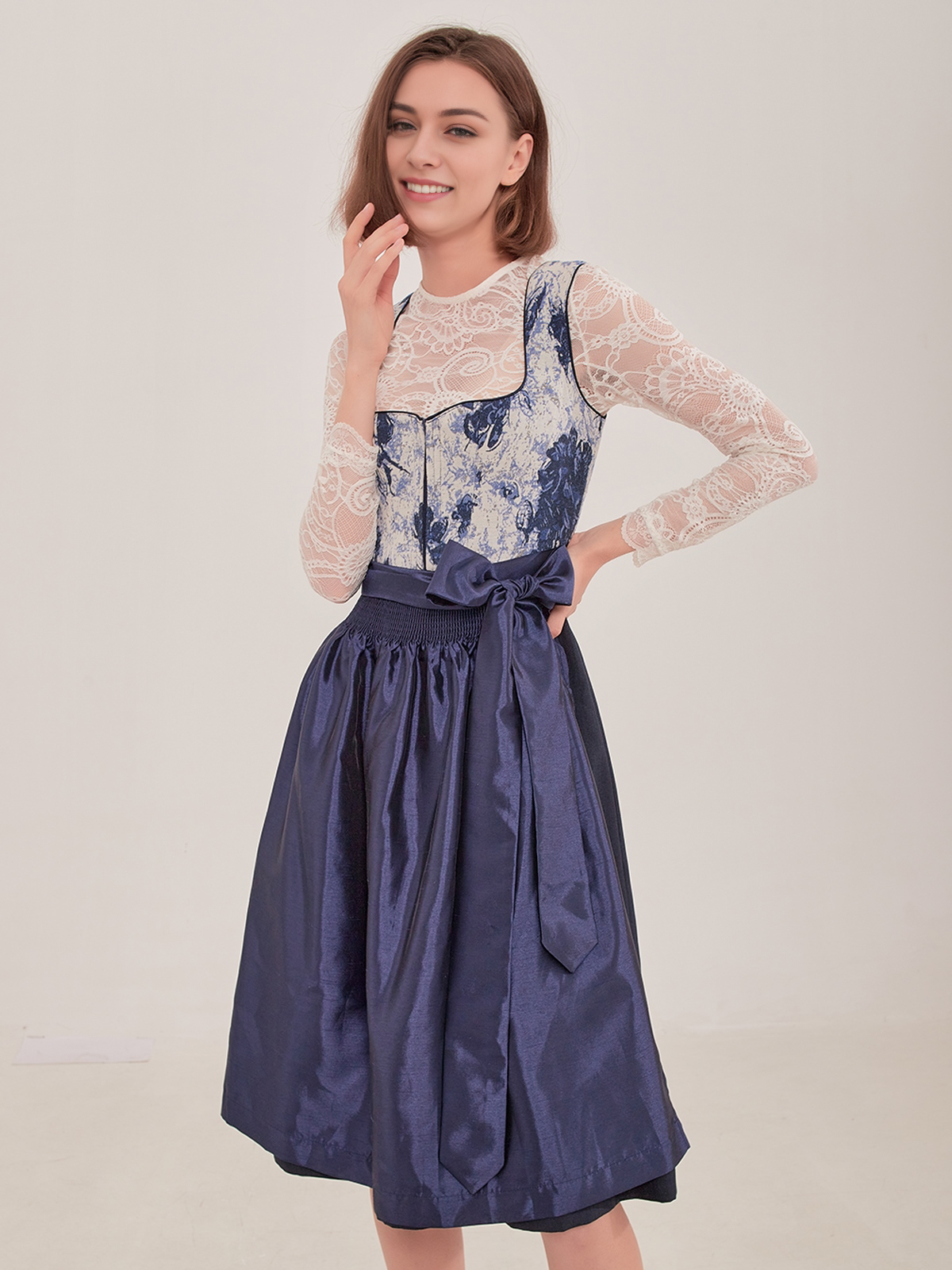 Dirndl hochgeschlossen grün mit eleganten Details