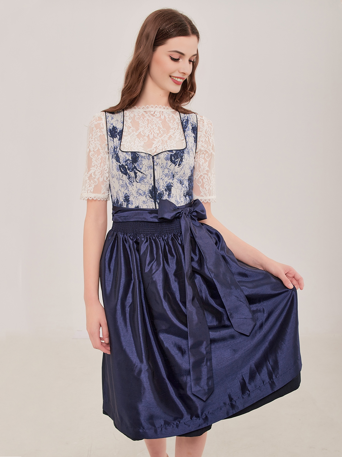 Dirndl in Blau mit traditioneller Bluse