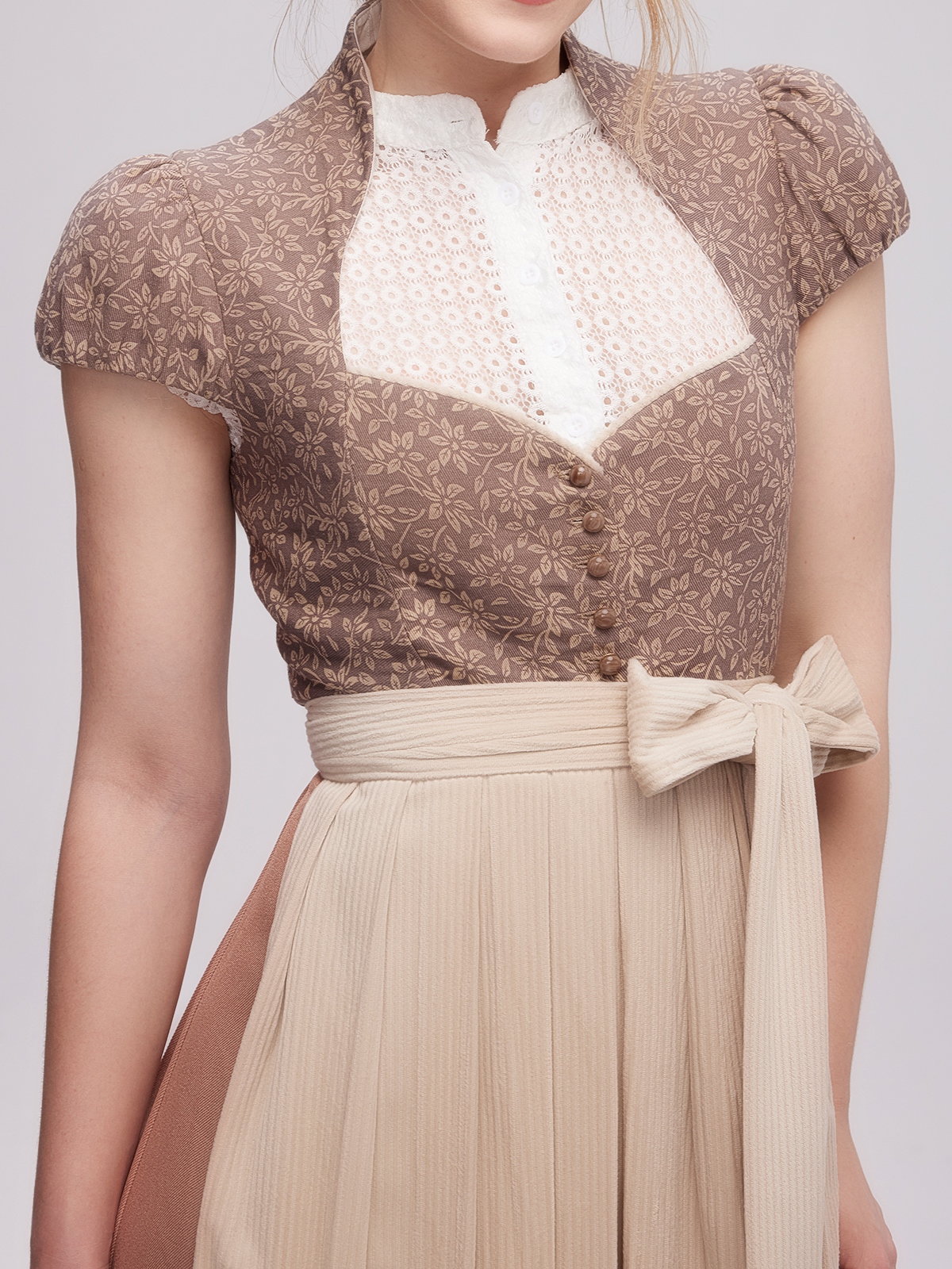 Modernes Dirndl in Braun