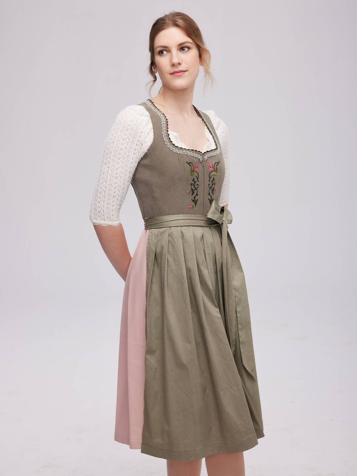 Ein grünes Dirndl mit floralen Details – perfekt für den Frühling