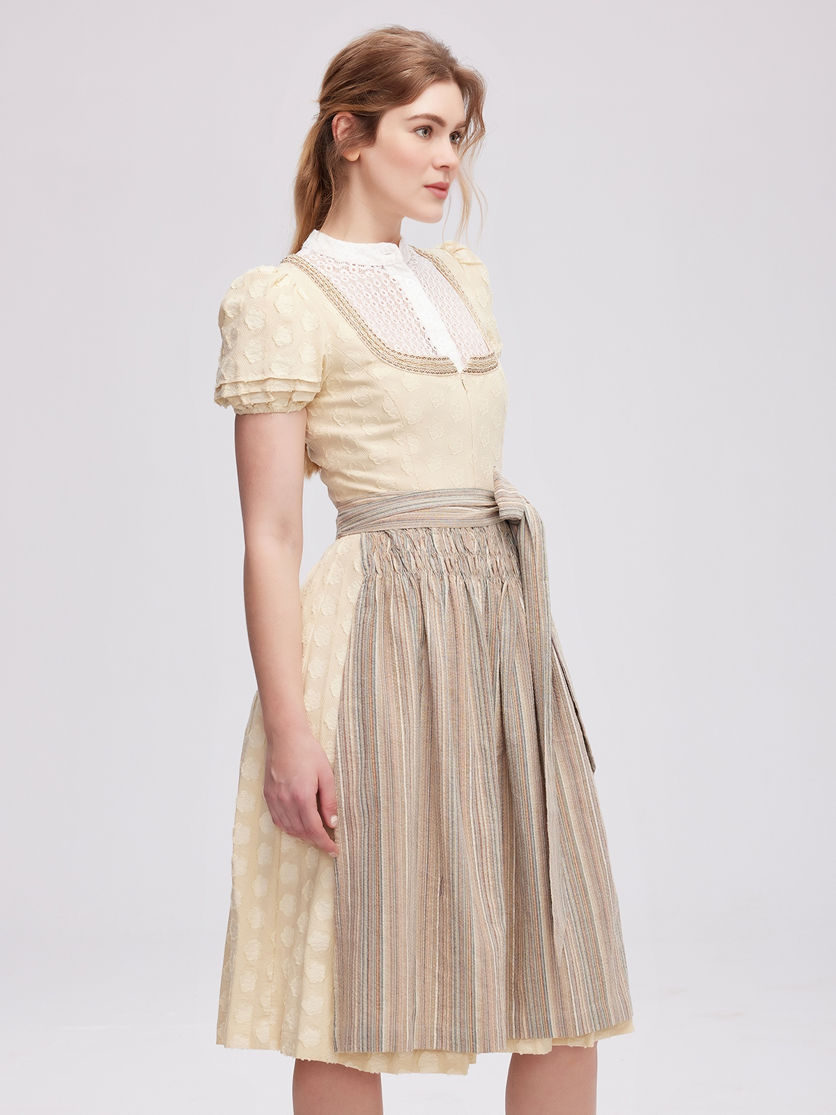 Modernes Dirndl mit Ausschnitt