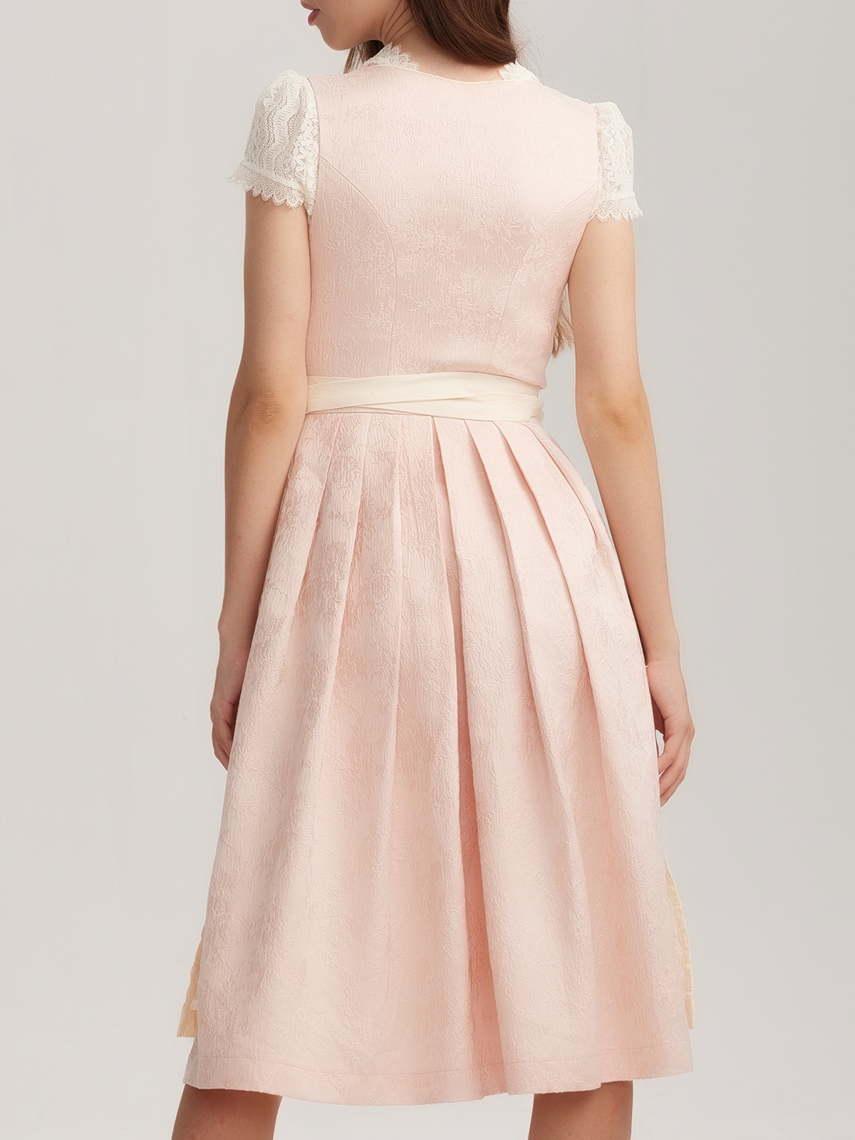 Ein elegantes rosa Dirlndl mit feinen Details