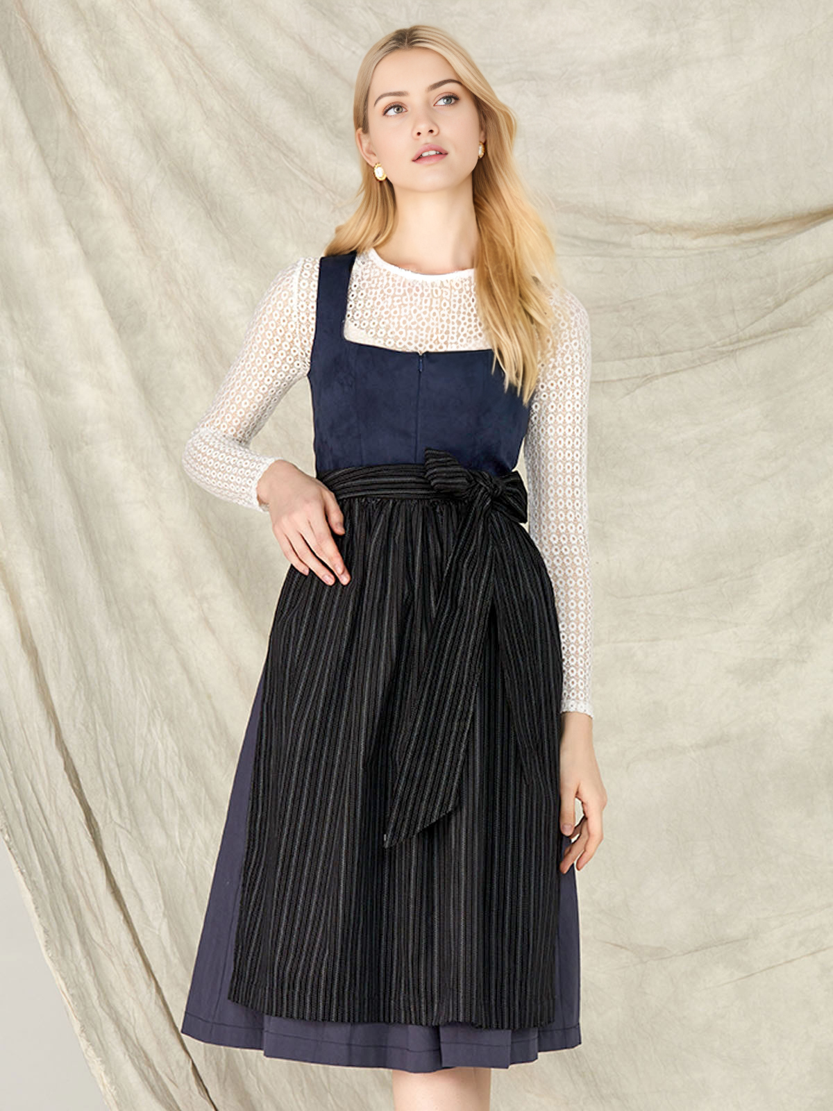 Stylische schwarz Dirndlbluse in verschiedenen Kombinationen