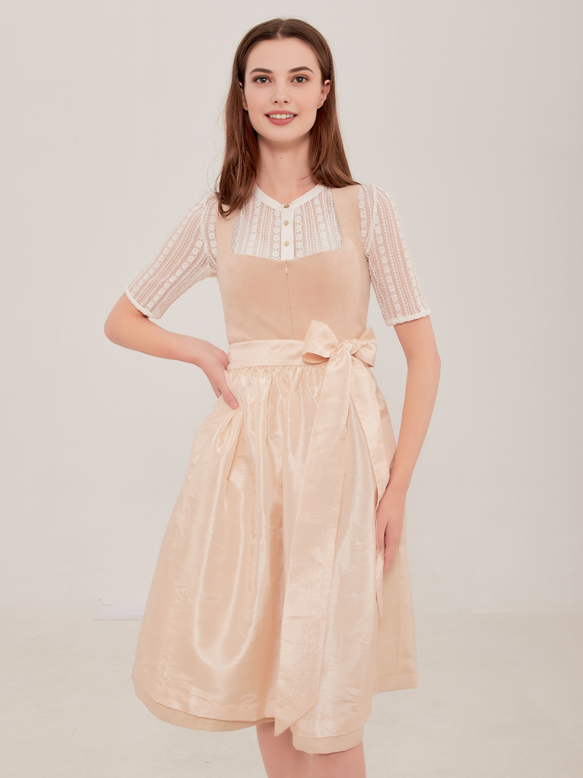 Ein graues Samt-Dirndl mit modernem Schnitt