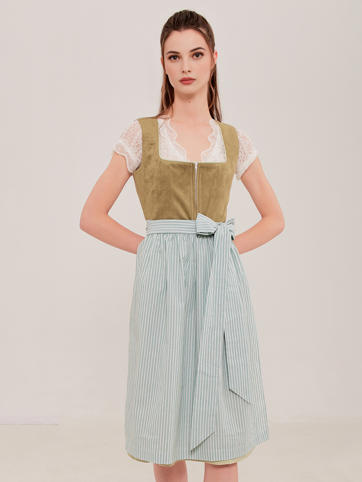 Helles Dirndl in Grün