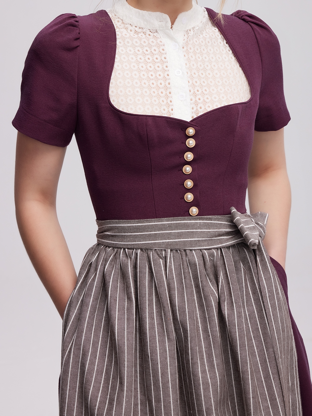 Samt Dirndl Dunkelblau – Eleganz in Perfektion