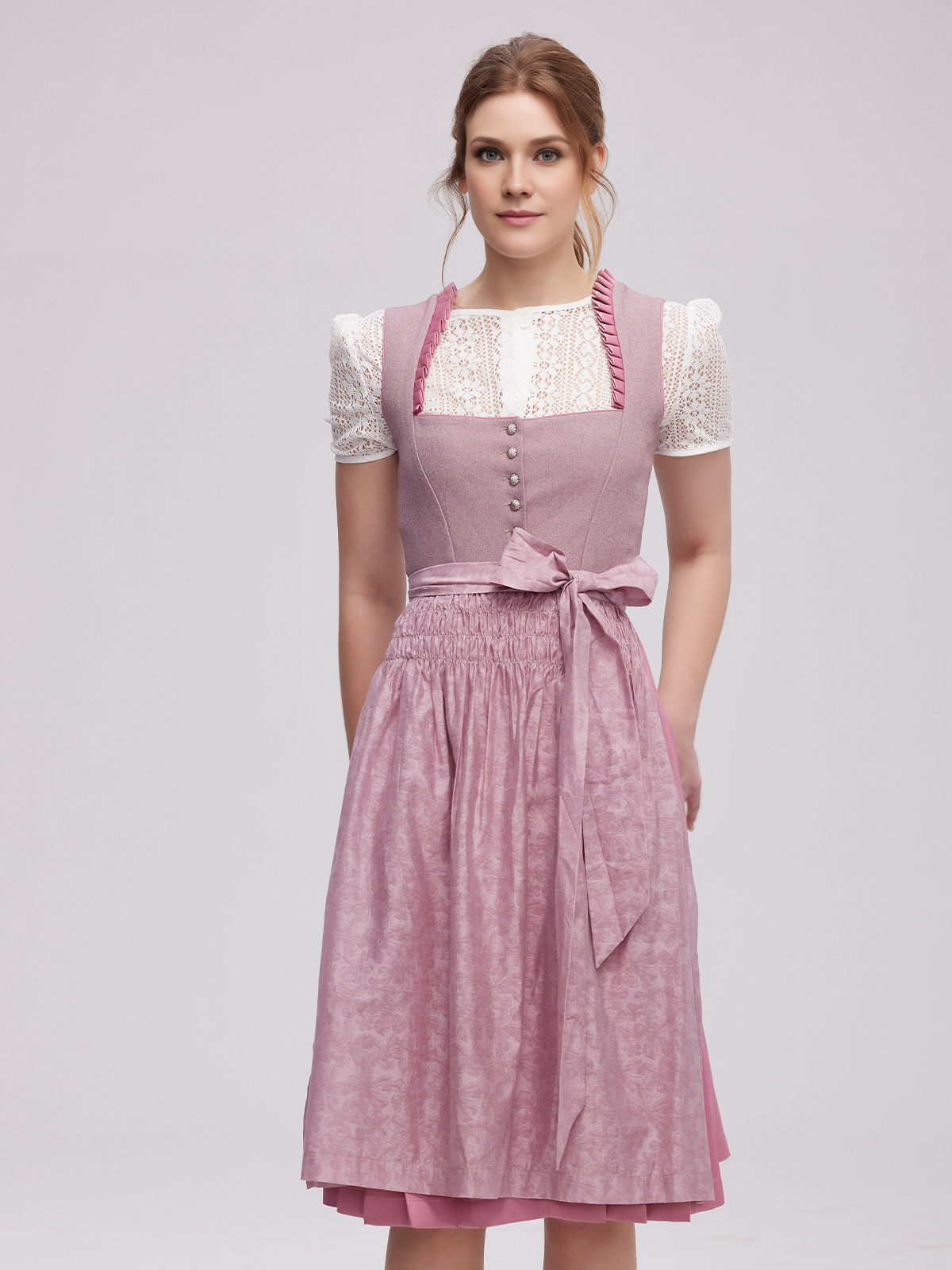 Grünes Dirndl mit floralen Details