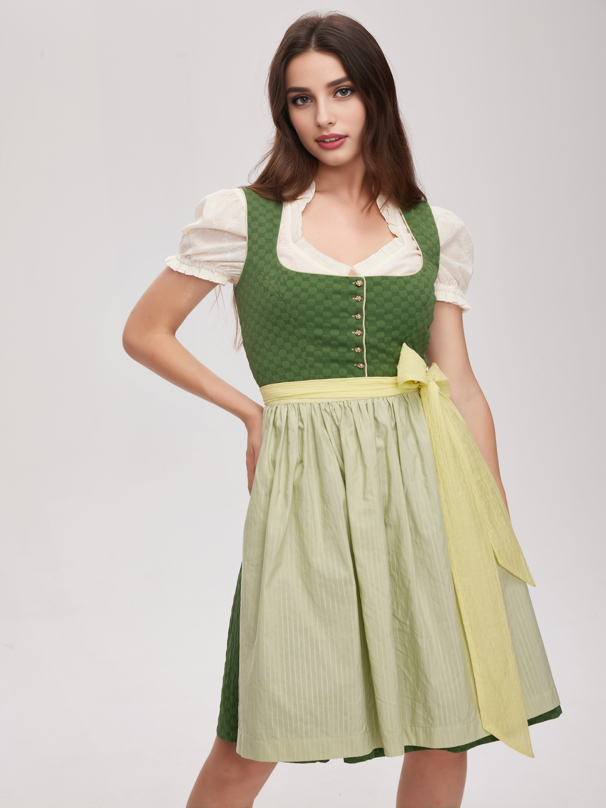 Grüne Dirndlbluse mit floraler Stickerei