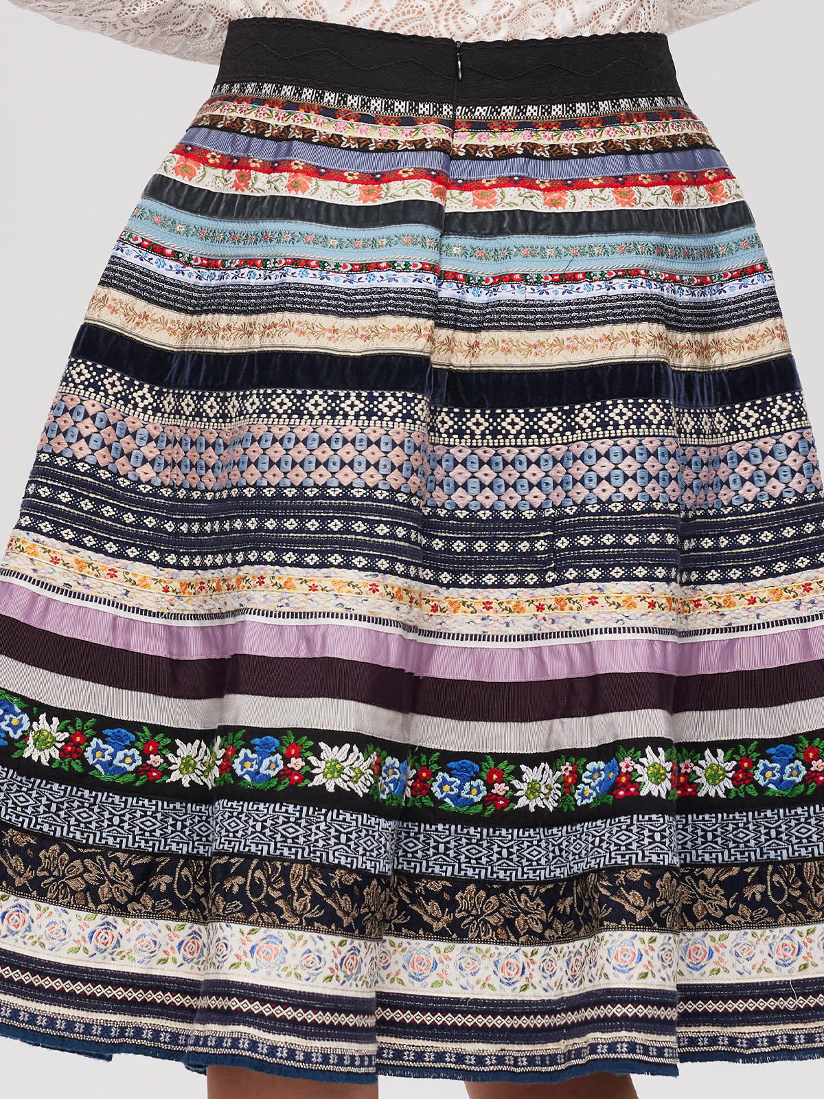 Dirndl in Blau mit floralem Muster