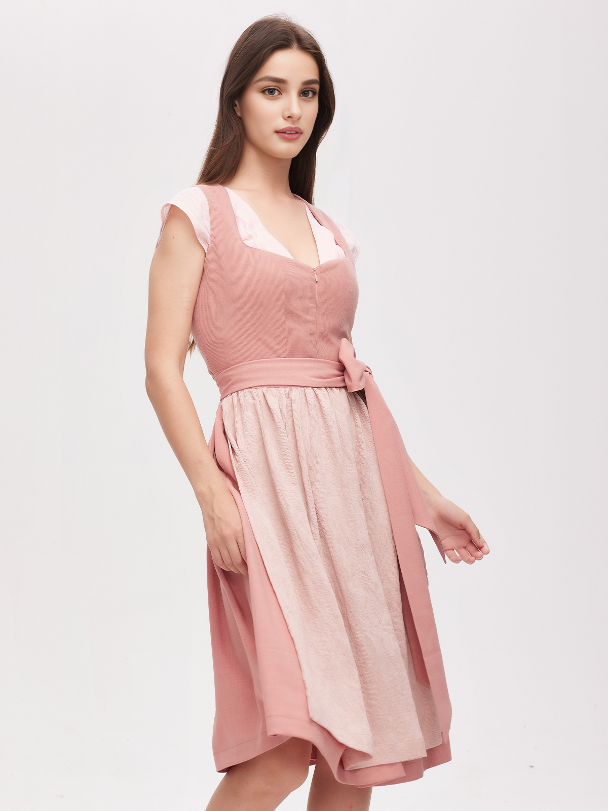 Hellblaues Dirndl mit floralen Details
