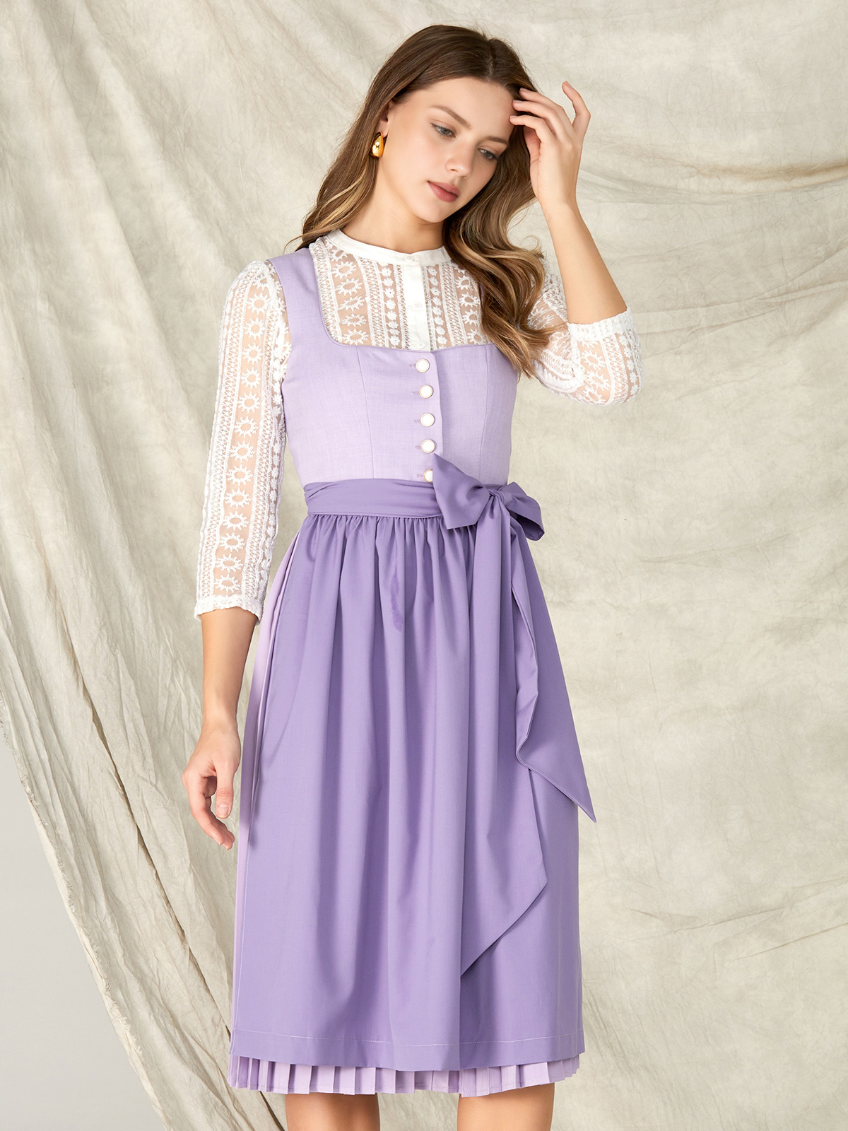 Dirndl in Lila – Eleganz und Romantik vereint