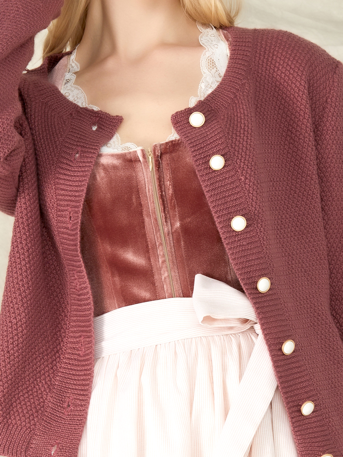 Dirndl Braun Samt mit stilvoller Bluse