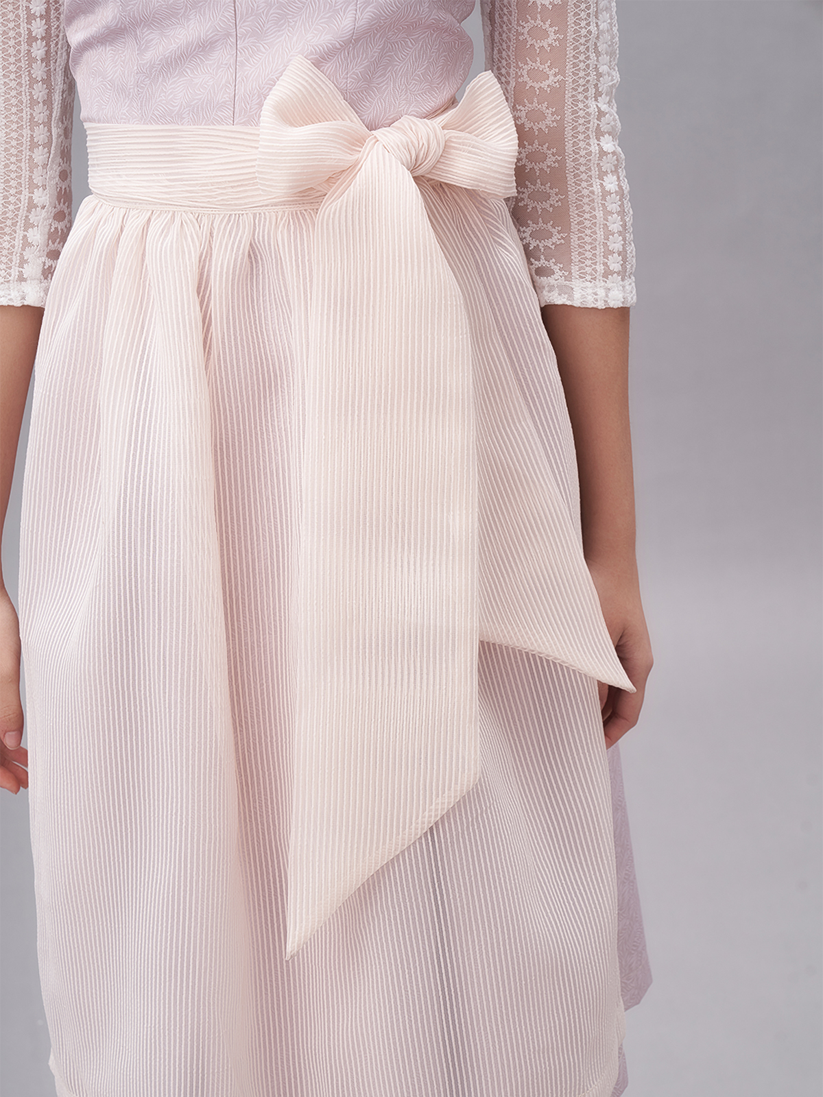Modernes Dirndl in Rosa mit figurbetonter Silhouette