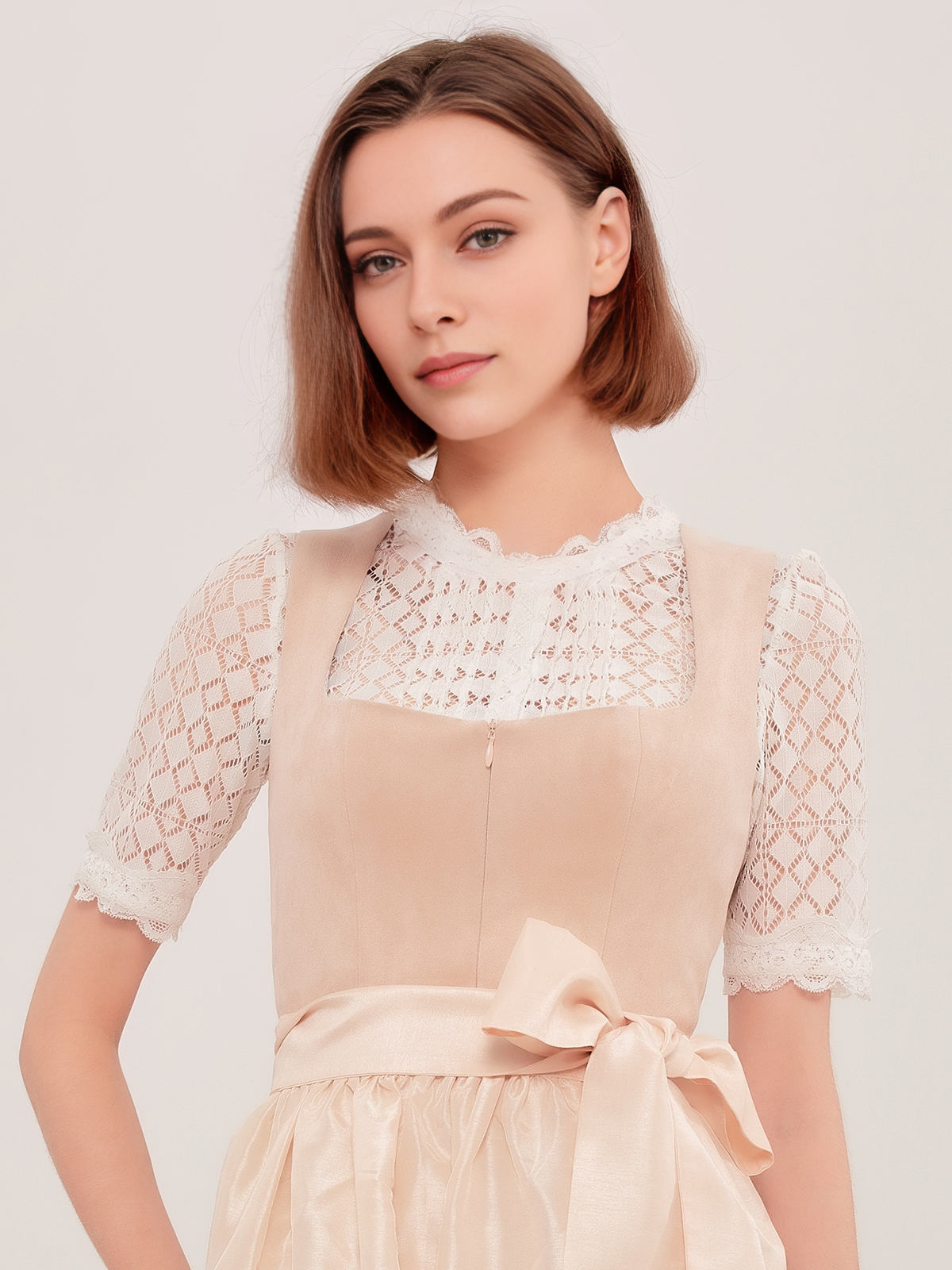 Dirndl in Beige mit idealer Midi-Länge