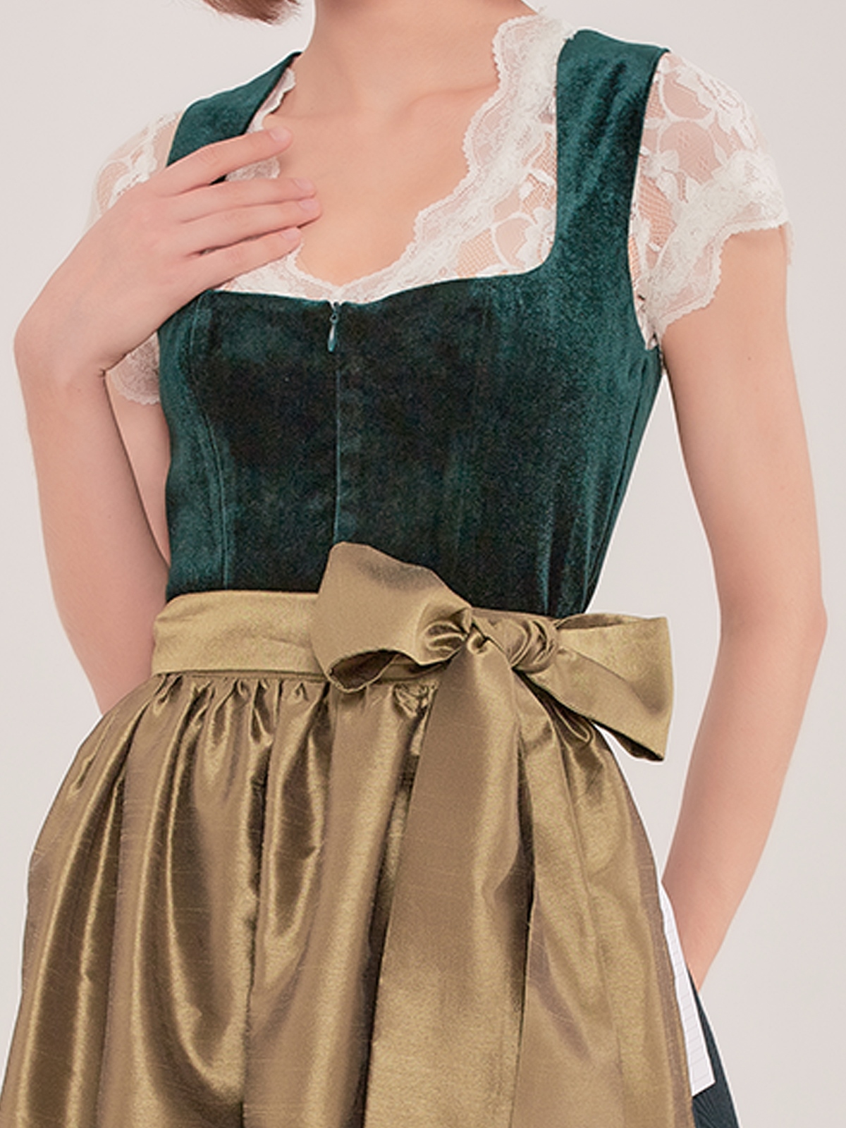 Blaues Dirndl mit stilvollen Accessoires