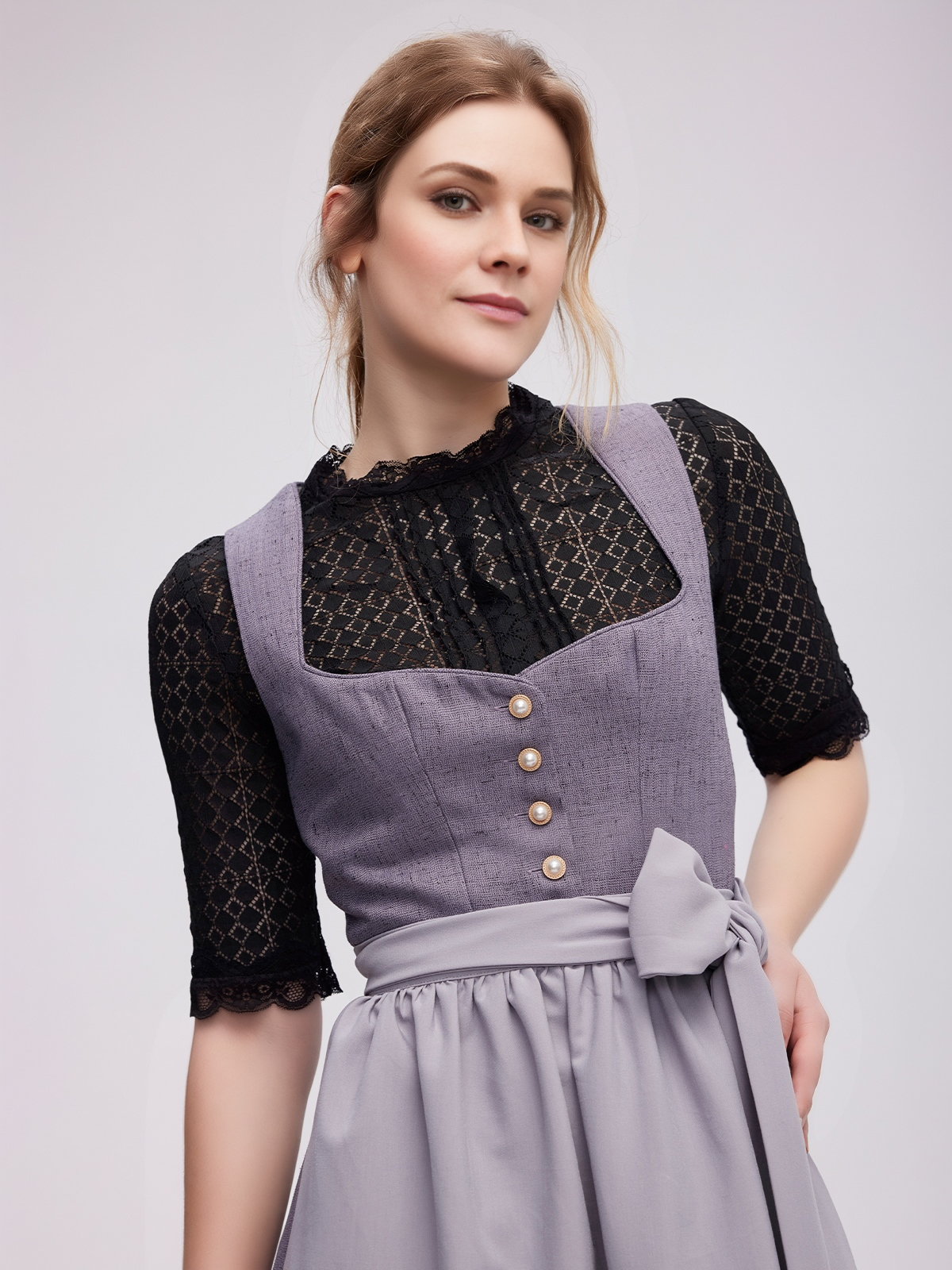 Dirndl in Grau mit grüner Trachtenbluse